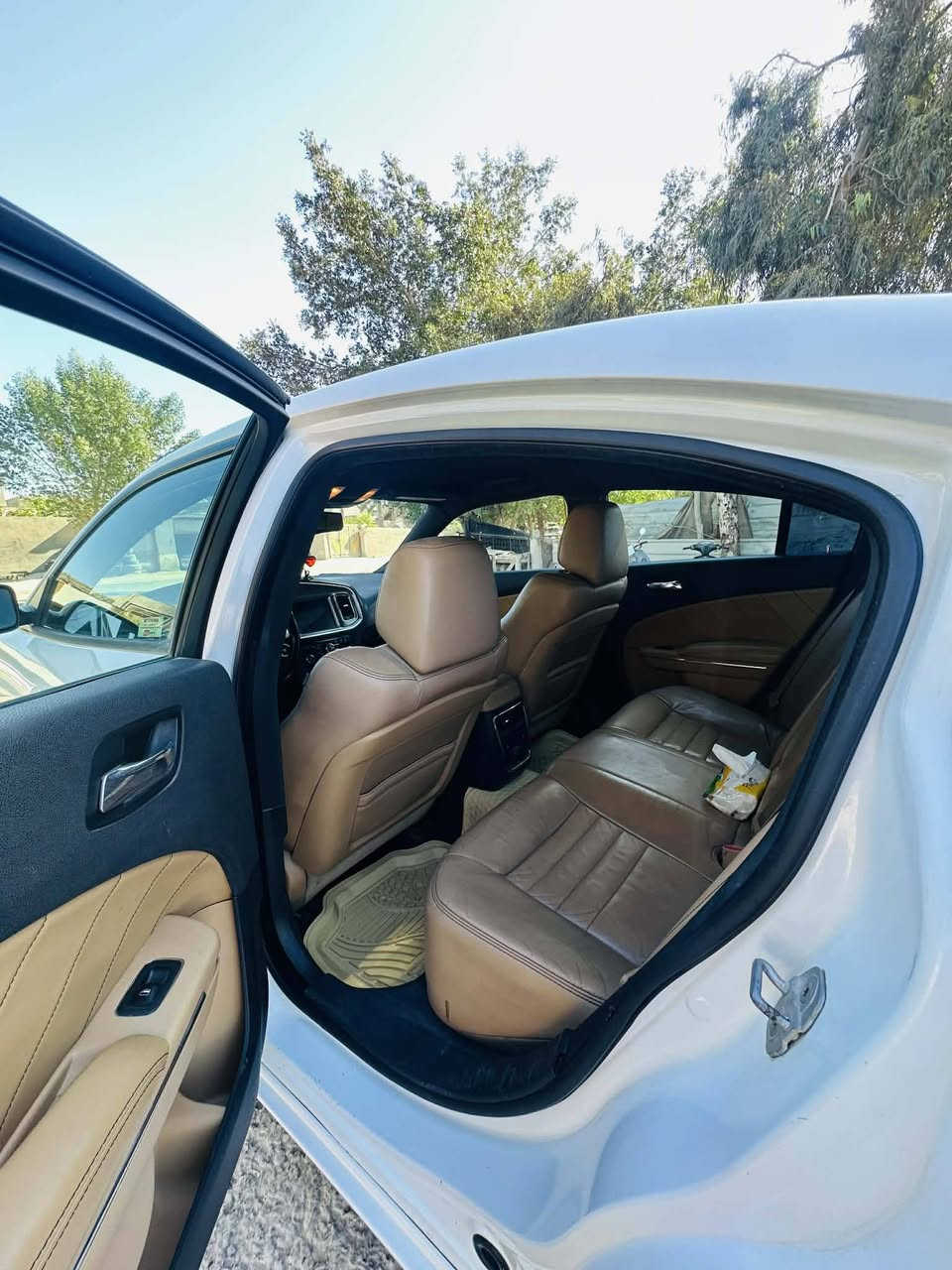 جارجر ١٣ ارتي مكينه ٥٧٠٠
فول عدا الفتحه رقم بغداد بااسمي تحويل ثاني يوم حادثها بيبان جهه السايق وبارد بل جاملغ الامامي بدون ايرباك
*********** 
السعر ١٤٥ وبيها مجال
