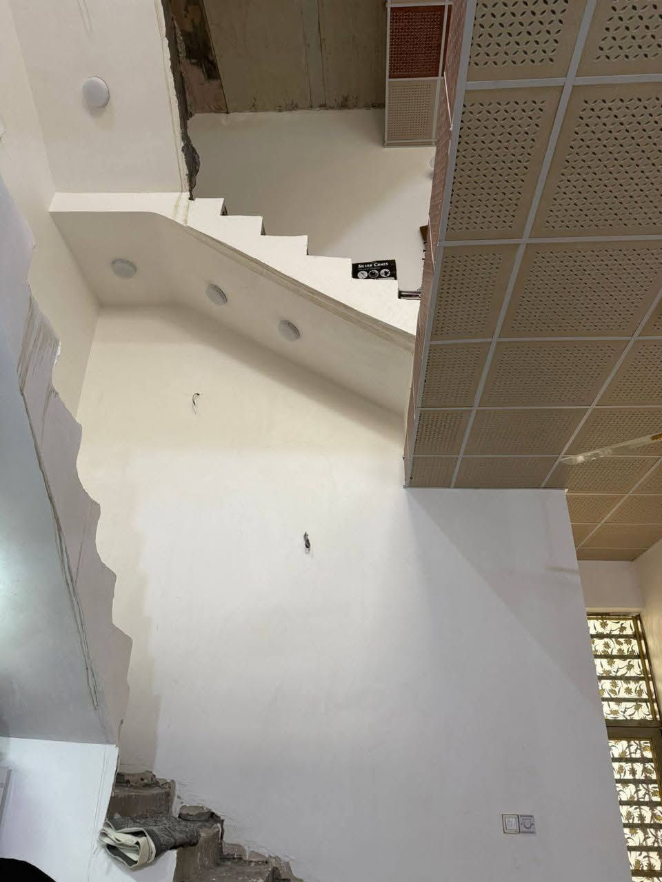 عندي الكم "بيت لقطة"  طابو صرف  في كربلاء الإنتفاضه الرابعة وموقعه جداً مميز وقريب من (الدرة)
 ومساحته ١٠٠ متر طابق ونص بناء طابوق صب كونكريت بعده توه مبني 
، وكاعدين بي حالياً يعني جاهز للسكن.

مواصفات البيت:

الطابق الأرضي: غرفة نوم، صالة واسعة، مطبخ، استقبال، وصحيات (داخلية وخارجية).

الطابق الأول: غرفة ثانية وصالة.
النواقص: يحتاج فقط (أرضية،(الارضية صبابه)- ستارة-بيتونة)   والباقي كامل وما بي أي نقص.

السعر: ١١٥ مليون، وبي مجال طيب للشراي 
راسلنا واتساب سيتم تحويلك لراعي الدار،مباشرتا ••لانستقبل اتصالات فقط واتساب وسيتم تحويل على صاحب العقار مباشر
 الواتساب : 
***********
