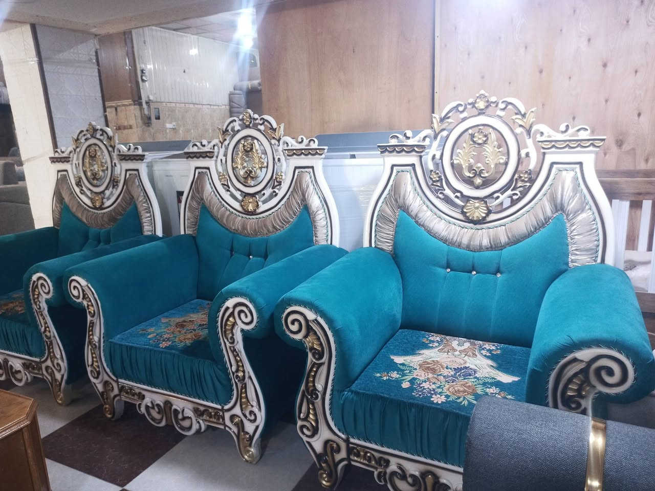 السلام عليكم يتوفر في معرض الزهور كراسي عدد ثلاثه ملكي وبسعر مناسب الاستفسار الاتصال على هذا الرقم *********** اوزورونا في معرض الزهور واهلا وسهلا بكم 🌹🌹
