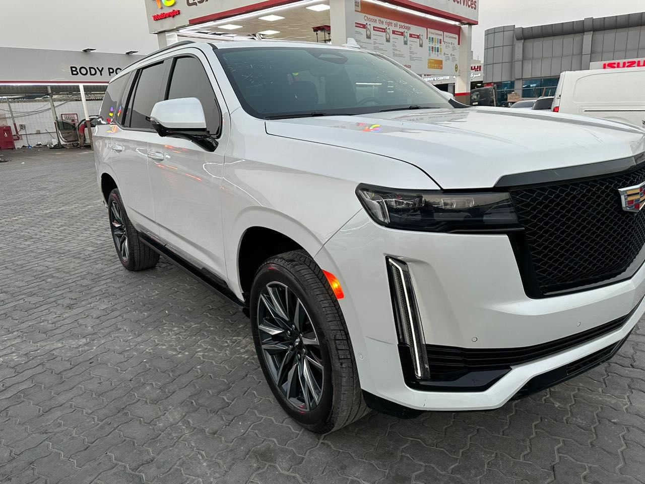 كاديلاك إسكاليد 2021 – وارد امريكي
فول مواصفات فئة إسبريسو باب أول
محرك V8 بنزين
ماشي فقط 92 ألف 
السياره بيها الجاملغ الامامي ونص من الباب ومن وصلت للعراق طلع بيها الباب الخلفيه والجاملغ الامامي الثاني صبغ يعني 4 قطع

المواصفات:

فتحة بانوراما

كشنات مساج

نظام صوت بـ 36 سماعة

سقف شامواه

شاشات خلفية

دوسة كهرباء

5 كاميرات

حساسات 360 درجة

أبواب شفط

كشنات جلد قهوائي (خاصة بفئة إسبريسو)

كيج إلكتروني

نظام جكات هيدروليك (ترفع وتنزل)

نظام صوت فاخر

والمزيد من المواصفات الأخرى

الموقع: الحله
رقم صاحب سيارة ***********
