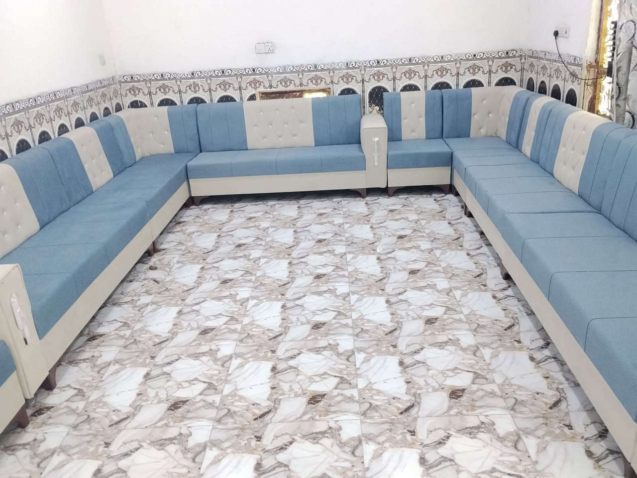 مرحباً ديوان عشرين مقعد جديد ما مستخدم يكفي استقبال ٦في 4 مداير مدايره العنوان بعقوبة صناعه الثالثه عل عثمانيه وعندي خدمه توصيل بكروه ***********
