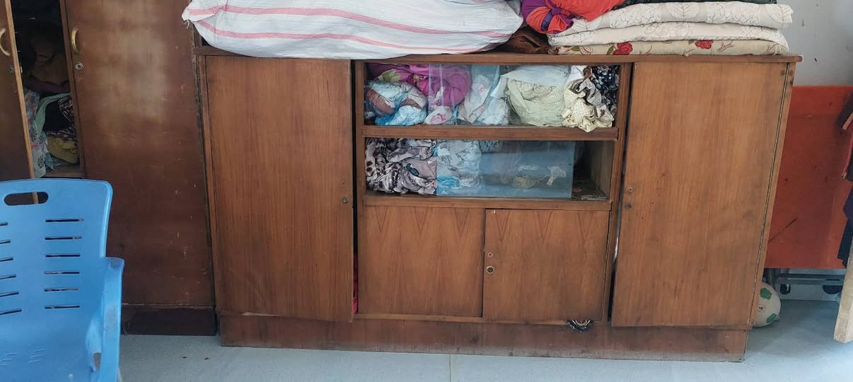 سلام عليكم 
بوفيات للبيع
1_ بوفيه اربع ابواب الطول ثلاث متر والعرض متر واحد سعر 50الف 
2_ بوفيه اربع أبواب و طابقين  زجاج طول ثلاث متر و العرض تقريبآ 90 متر سعر 45الف
3_بوفيه صغير الطول متر ونص و العرض نص متر السعر 25الف
4_ شاشه او راديو انترا موديل من 2015 إلى 2017 مال شركه ما مستعمل يشغل بلوتوث سعر 70 الف 
العنوان: النيل سريع النيل القديم بل قرب من جامع موسى الكاظم 
التواصل: اتصال أو مراسله الرقم ***********
