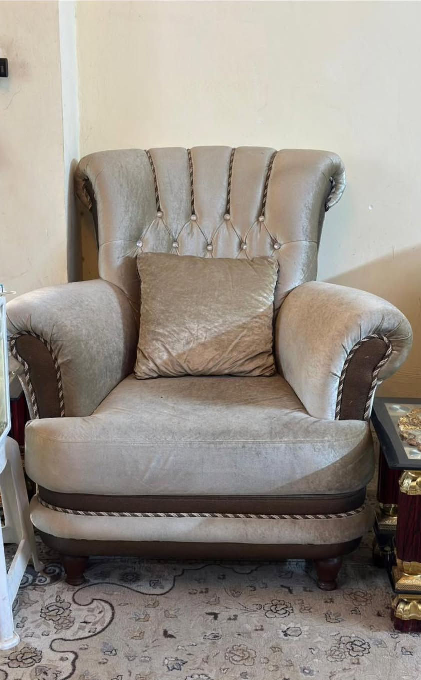 السلام عليكم…
تخم تركي جديد ثقيل درجه اولى ١٠ مقاعد  

مع طبله وسطيه 

رايدي مليون وربع 

للتواصل ***********

‭0772 377 1227
