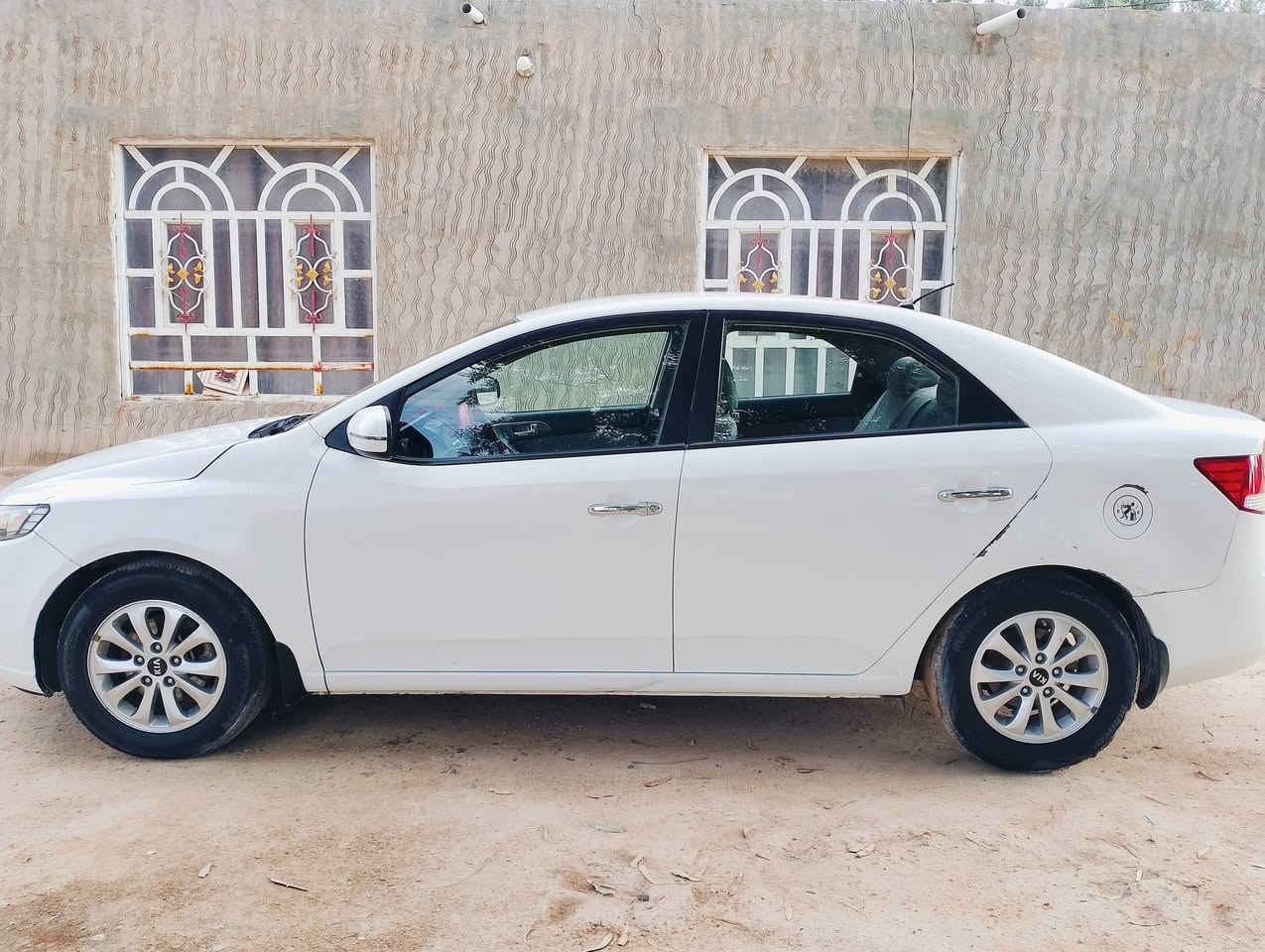 سلام عليكم للبيع سيراتو موديل 13 كفاله عامه من صبغ وتبديل وفتح بيه بارد قليل بل جاملغ الخلفي محرك 1600 مكفول  رقم اربيل سنويه مجدده ل30 مكان نجف اللاستفسار ***********
