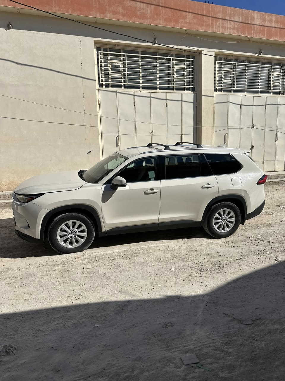 السلام عليكم للبيع
تيوتا كراند هايلاندر 2024 

مواصفات xle 

ماشيه 39053km
حادث  بنيد ودعاميه ارباك طاك مراجعات سستم  اصلي 
دعاميه مبدله 
 7 راكب 
رقم بغداد 
مواصفات 
شاشه كبيره
كامره 
بصمه  
الاربع بيبان بصمه 
دخول ذكي 
رادار امامي 
رادار خلفي 
وادار جانبي 
نقطه عمياء 
جلد 
تدفئه كراسي 
كراسي كهربائيه اماميه تحكم  
ثلاث قطع تبريد 
منفذ شحن ٦ مكانات 
شحن 
تشغيل عن بعد 
صندوق كهرباء 
وضعيات قياده ايكو سبورت نورمال نزول منحدرات  
داخل جلد بيجي
الارضيه مغلفه كله 
مغلف شامون اصلي
بردات خلفيه 
السياره جديده ونظيفه  وبعد بيه هوايه مواصفات فول ماعده بنوراما 
السعر 34500$  وبيه مجال  
رقم
***********
