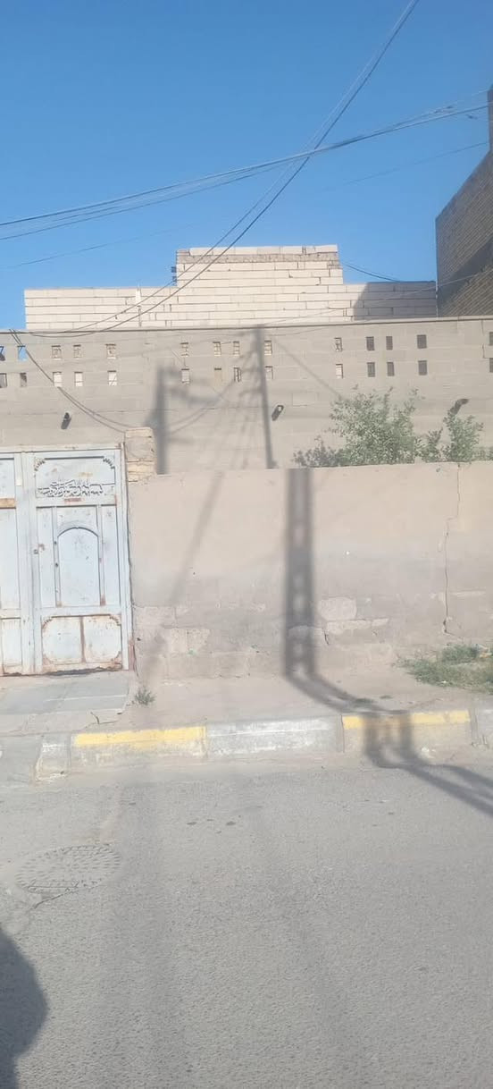 للبيع بيت مساحة 334 متر بناء قديم مال سكك غرفتين صالتين  ديوانيه صحيات خارجيه وداخليه.حديقة 100 متر نزال 15 متر وعرض 15 ونص ستفسار  ***********.
