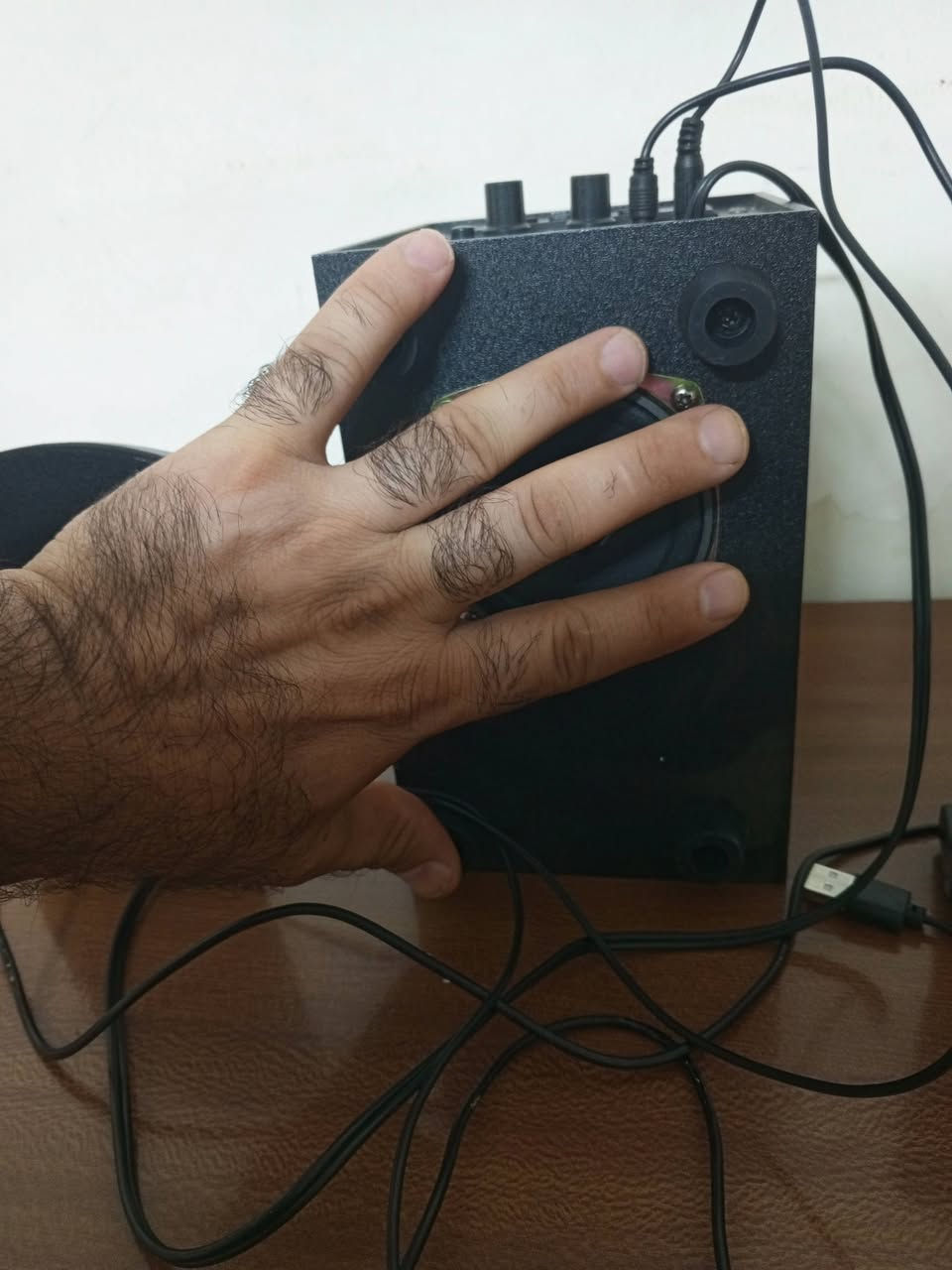 السلام عليكم
السعر (٢٥) مع التوصيل 
+2                    نظام صوتي من نوع SAST مكون من مضخم صوت (Subwoofer) واثنين من السماعات الفرعية.يتوافق مع أجهزة الكمبيوتر، الشاشات، والهواتف الذكية عبر توصيلات سلكية.يتميز بوجود مقابض للتحكم في مستوى الصوت (Volume) وجهير الصوت (Bass) بشكل منفصل.يدعم توصيلات USB و AUX لتشغيل الملفات الصوتية


**إذا كنت صاحب هذا الإعلان وتريد حذفه لأي سبب، رجاءا أرسل رسالة إلى الدعم الفني**