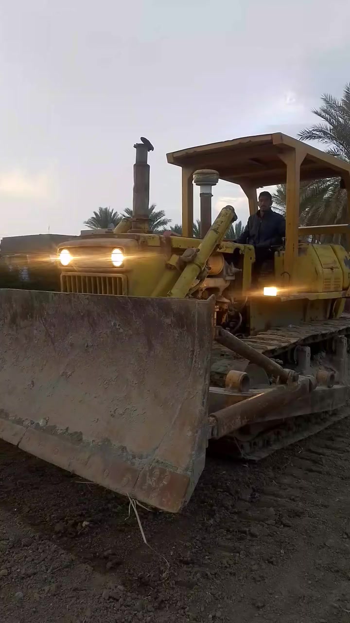 سلام عليكم بلدوزر كوماتسو للبيع موديل 82 حجم 65 الاتصال على رقم ***********
