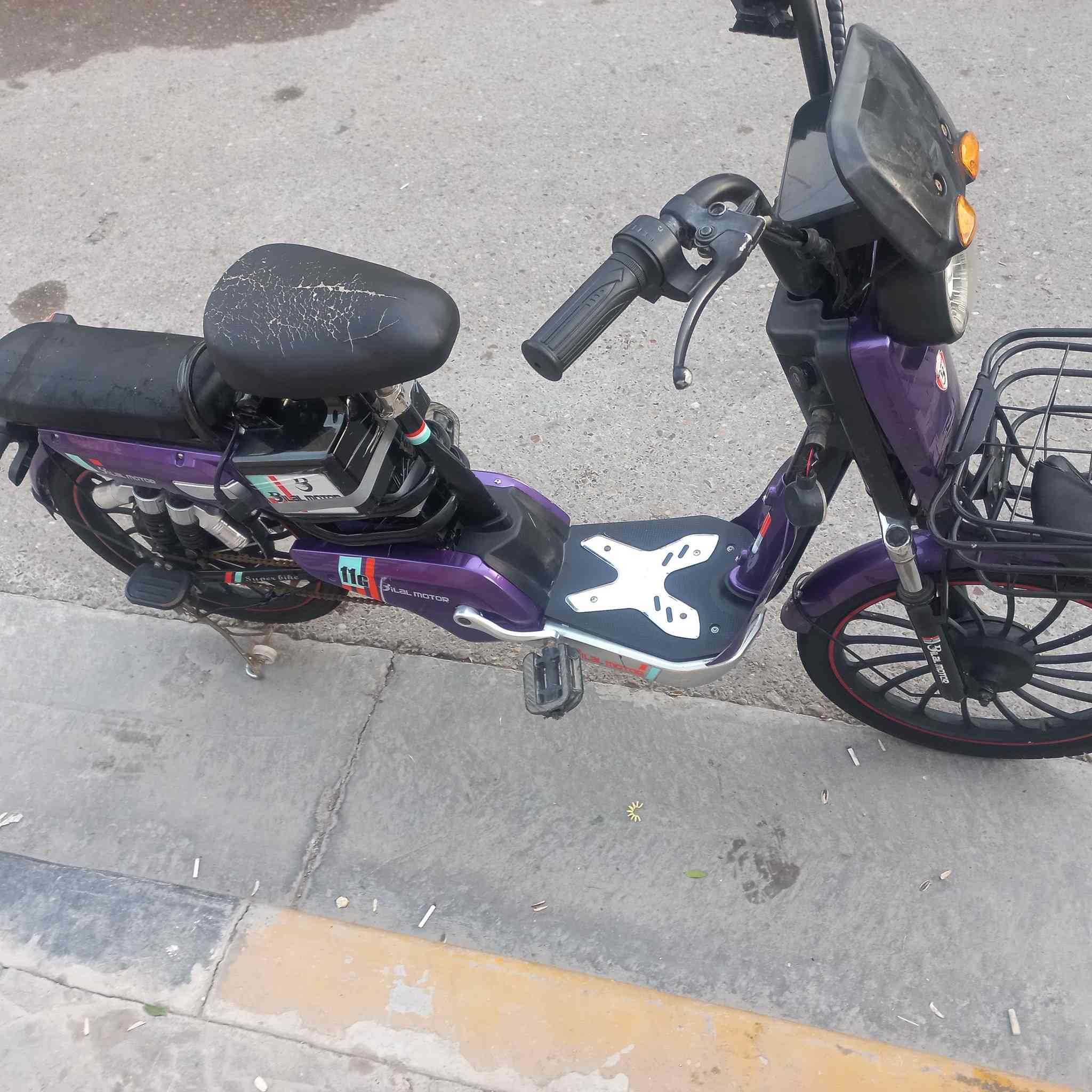 سلام عليكم دراجه شحن شغاله تمشي بطاريات جدد نضيفه للبيع المكان بغداد الغزاليه ***********
