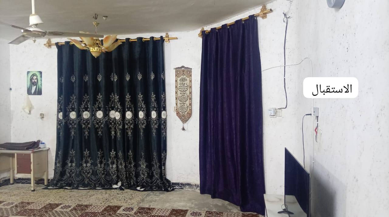 بيت في منطقه الحسينيه في السكلات في منطقه 13  
مساحة البيت 200م 
عدد الغرف 4 ..غرفتين طابق ارضي كاملات فقط غرفة وحده بيها رطوبة قليلة .و غرفتين طابق ثاني قيد الانشاء.  وايضا يوجد فيه محل مثل. ما موضح بالصور 
اما باقي البيت من الاستقبال و الصاله و المطبخ والحمام كل البيت نضيف ومابي شي. ما عدا الي ذكرتهن .
مساحة الاستقبال 5x5.5
مساحة الغرف الطابق الارضي4x4  
مساحة الغرف الطابق الثاني . الغرفة الثالثه 4x4 
ومساحة الغرفه الرابعه طابق ثاني . 5x5.5..
السعر 110 مليون و فيه مجال و  ان شاء الله خير 
للتواصل 
***********. واتساب فقط
