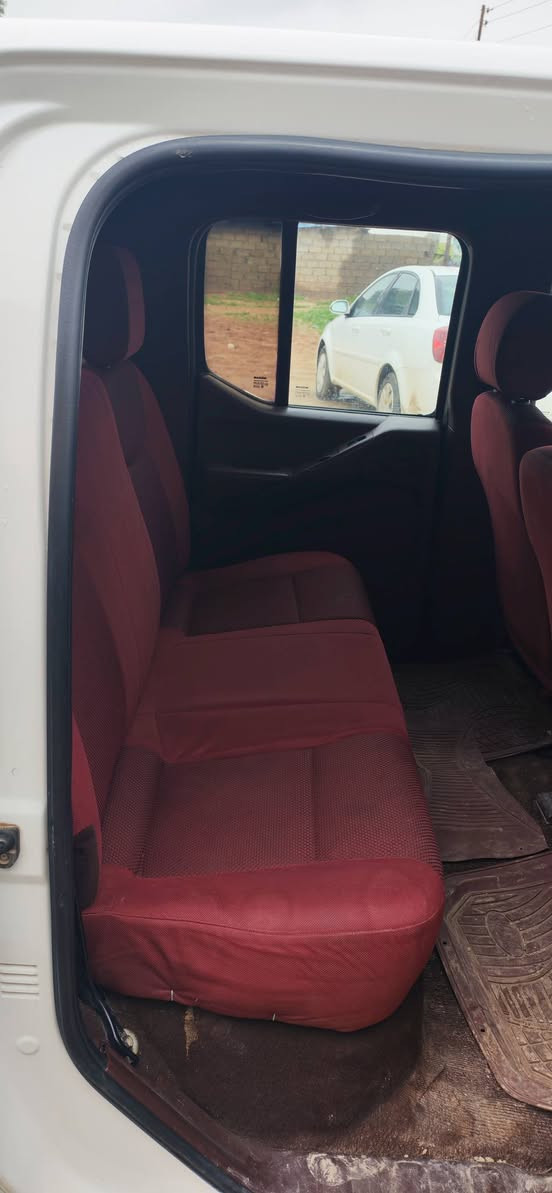 نيسان نيفارا موديل 2009 كير عادي رقم دهوك باسمي بيه شوية صبغ بين باب السائق والجاملغ  وشوية برأس الجاملغات الأمامية سعره 90 وبيه مجال للشراي غير متواجد عالفيس مكاني قضاء الحمدانية خابر وتدلل ***********
