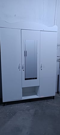 دەستی دووی چوارقورنە  دۆڵاب سێ دەرگا خاوێن تووندو تۆڵ 210بەرزە 150پانە...