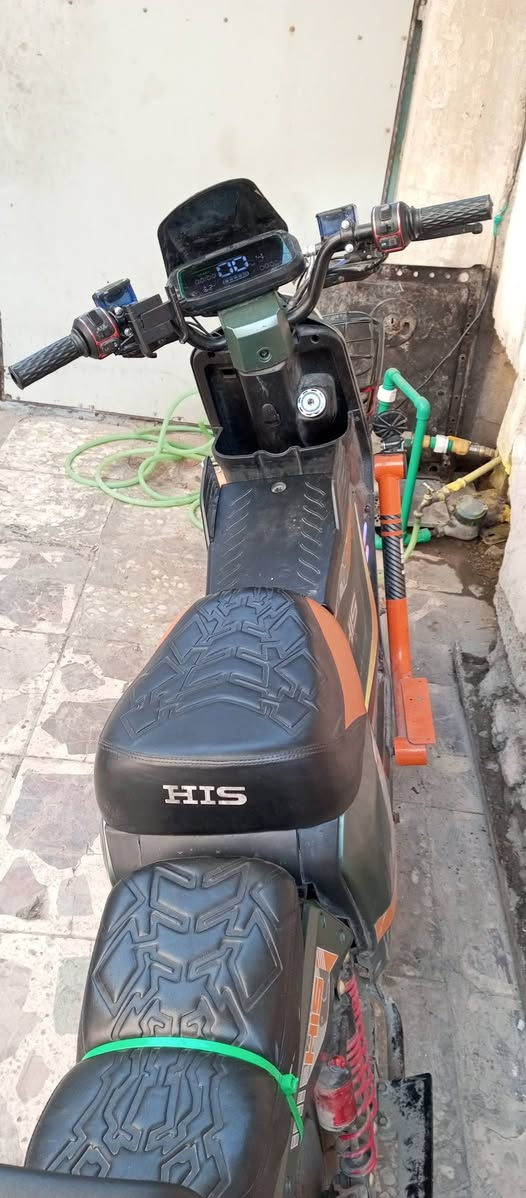 السلام عليكم دراجه شحن HIS. H900
معروفه مواصفاتها 
بيها اربع اشاير 
لايت امامي زنون او عادي 
لايت خلفي 
دبلات غاز 
درع مصد الضربات 
جنطه اماميه 
سله اماميه 
تجوه للراكب الخلفي 
بيه Rرجوع للخلف 
بريكات دهن دسك امامي وخلفي
الشاشه تقره 99 
حامل موبايل  
4 سرع بيهه 
بيهه بصمه  
او بيهه بصمه بلاديه 
بيهه مسجل  
بيهه جهاز انذار 
5بطاريات كبار الدبل من الشركه HIS
السعر 550وبيهه مجال
العنوان الزعفرانيه نهاية شارع معهد 
رقم:***********
