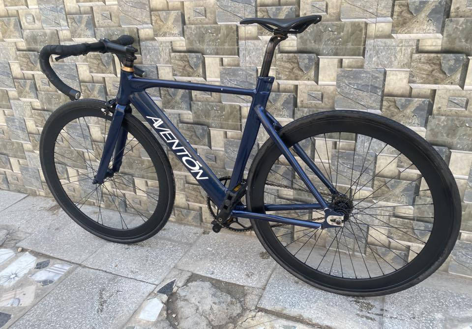 السلام عليكم🌹

للبيع فقط 

بايسكل فكسد 

ماركه AVENTON 🔵

لشه مضلعه

معدن فول المنيوم 

صينية 58 سن

خفيف جدا وسريع ✈

جاهز اي عطل مابي👍🏻#

حجم C700 /28
  
فريم عالي 54

السعر 300

العنوان :🏭
بغداد الطالبية قرب كلية الادارة والاقتصاد 
 
نعتذر عن المراوس🚲

الرقم للتواصل /***********
