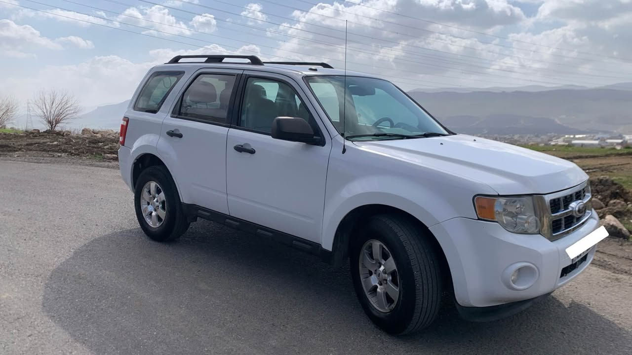 فۆرد ئیسکەیب 2012 XLT
چوار بستۆنی تاك ئەکسل 
مەکینە دوو نیوی مەرغوب
سپی بەفری ناو زەرد
کۆدی درگاو توڵی سەقف
کوشن و ئاوێنەی کارەبا
دوو سویچ بیلادی
حاسە و ڤۆلیۆم
کوشن و گاعی بۆ ڕاخراوە
١٤٠ هەزار ڕۆیشتوە
تەنها پەڵەیەك بۆیاخ و
کەمێك ساردی هەیە
ڕەقەم و سەنەوی تازەیە ٢٠٢٩
بەناوی خۆمەوەیە
گێڕومەکینە بەشەرت نەکراوتەوە

*********** السليمانية, العراق
