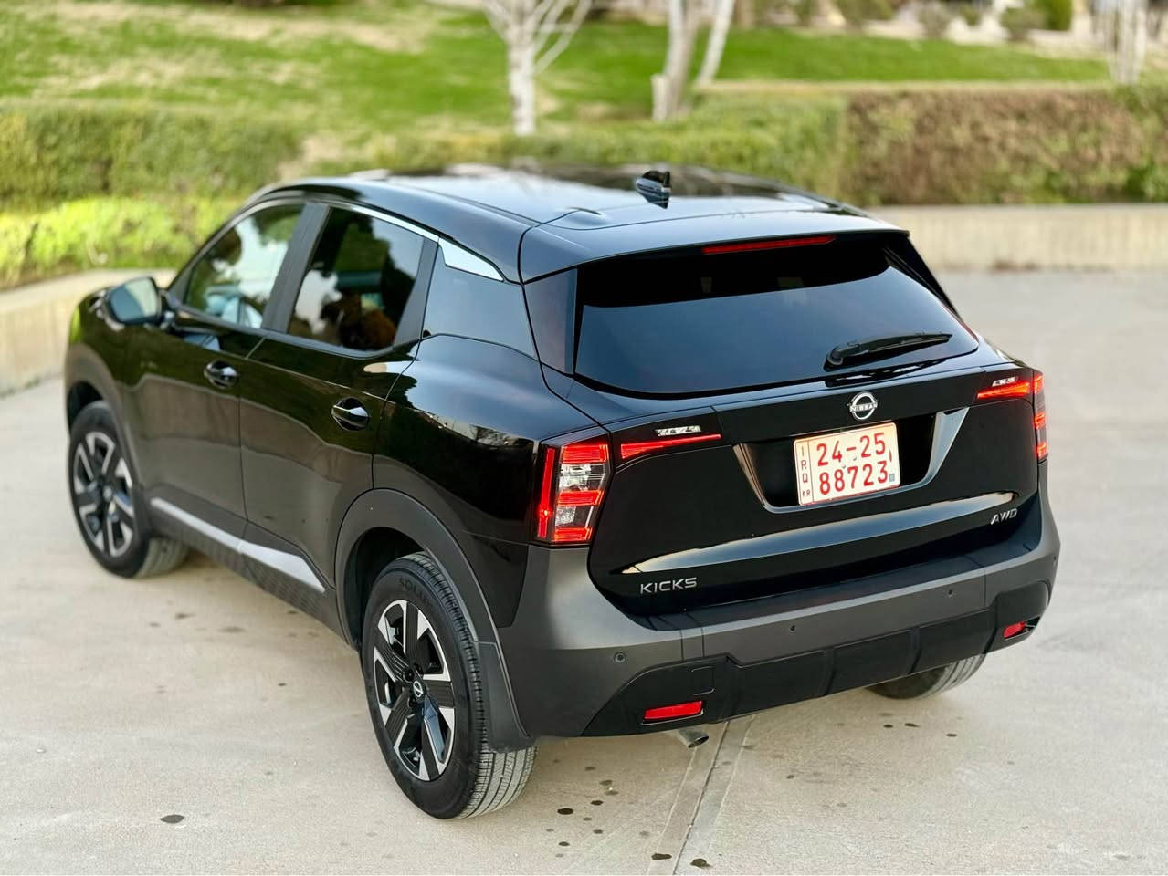 نيسان كيكس SV AWD 2025
 • الموديل: 2025
 • الفئة: SV AWD (دبل اكسل)
 • اللون: أسود
 • عداد المسافة: 3000 الف ميل
 • المحرك: 4 سلندر – 2.0 لتر

الضرر:
 • بدون صبغ (فقط مكان صغير تعديل PDR موضح بالصور)
 • رصعه  بالسقف أثناء النقل
السعر :18500 $ (185 $) (قابل للتفاوض بعد المعاينه فقط)

رقم الشاصي : 3N8AP6CB3SL321721

المواصفات:
 • نظام الدفع الرباعي AWD
 • بصمة أبواب
 • بصمة تشغيل
 • شاشة كبيرة (ستايل آيباد)
       ٠ شاحن واير ليس
       • كامره أمامية
       ٠ كامره خلفيه
       • حساسات خلفيه
 • رادار أمامي (تحديد المسار)
 • رادار جانبي (النقاط العمياء)
 • رادار خلفي (تحذير من الاصطدام)
 • هاند بريك إلكتروني
‏ • AUTO HOLD
‏ • AUTO START
‏ • AUTO STOP
 • أوضاع قيادة:
 • ECO
 • NORMAL
 • SPORT
 • تحكمات على المقود
 والعديد من الإضافات الاخرى 

للأستفسار : (***********) اتصال او وتس او فايبر
 موقع السياره : أربيل أربيل, العراق
