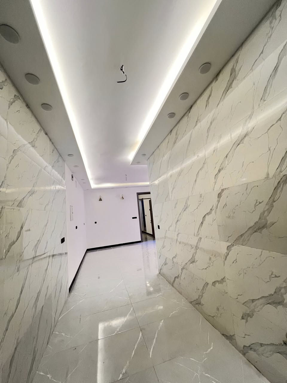 دار للبيع  مساحة 100م وجهه6.25 نزال 16
مجمع السلطان الثالث ثاني فرع من التجاري 

4عرف نوم 

حمامات 2

مطبخ 

استقبال 

وصالة 

طابق الأرضي جبسن بورد +انارة مخفية

سحبات جدارية

جدران ألواح +ارضية ألواح 60*120

البيت باسمي بدون دلال 

خدمات ماء كهرباء تبليط 

مدارس أسواق صيدلية كلهن قريبات 

الاستفسار الاتصال ع ‭0788 630 4211‬
