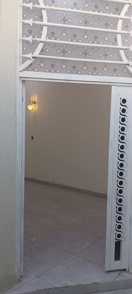 السلام عليكم بيت للبيع في الناصرية الاسكان الصناعي دور سيد حمزة
المساحة 130 البناء ابلوك صب كونكريت
يتكون من قرفتين او صاله او مطيخ او دوانية او حصيات خارجية او داخلبة  السطح اشتايكر السعر 62قابل للتفاوض
للاستفسار ‏‪***********‬‏
