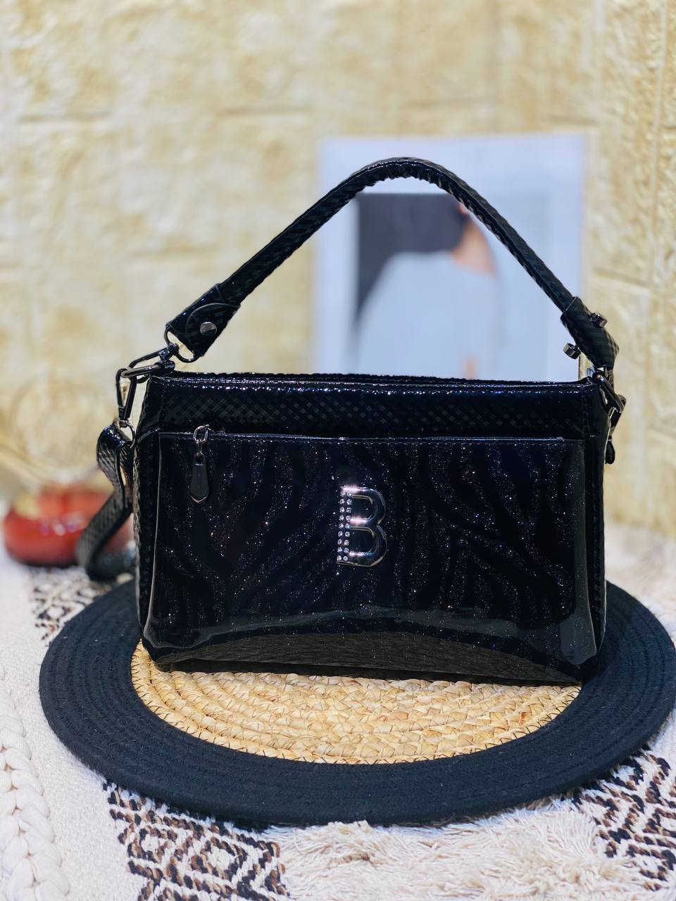 💢أفخم الحقائب النسائية💢
تشكيلة حقائب (روغان)
حقيبة دزاين جديد 😘
لموسم 🍂-2025

حقيبة (روغان) جلد لامع #درجة اولى حجم وسط 5سحابات/3 خانات +سير كتف اضافي وحزام كتف ✅  تشكيلة رووووعة الوان رقية جدا🔝💯
———————————
حقيبه نسائي جلد الاصلي 
موديلات حديثة وجميلة
كوالتي عالي جدا 👍♥️
السعر 15 الف 
🚘 يوجد خدمة توصيل لجميع محافظات العراق 4 الاف
للطلب واتساب ***********
