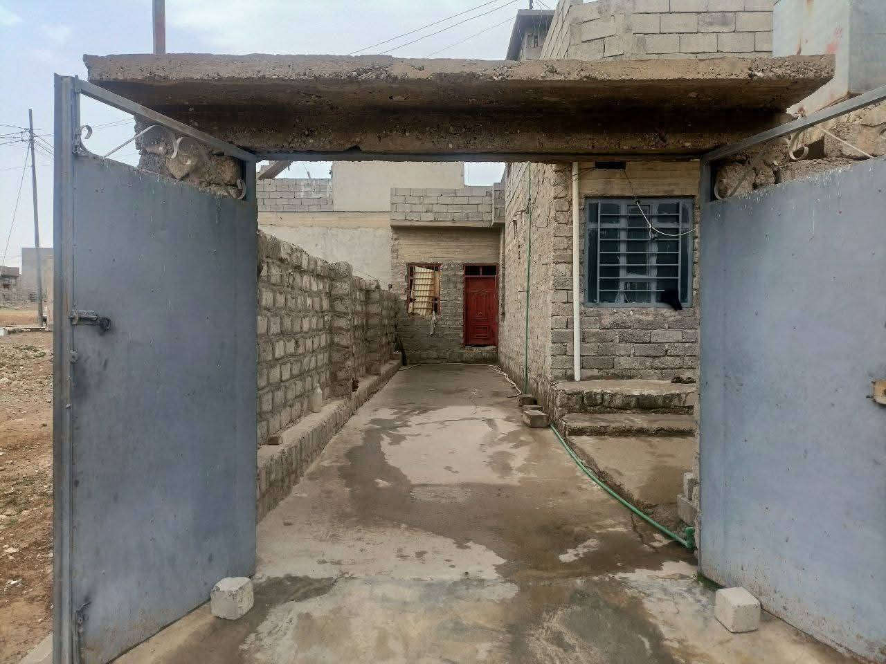 دار  للبيع #السعرمناسب
(الموصل حي العبور الأولى قرب جامع النجماوي)
المدخل اللاول
المساحة 200متر واجهة البيت 12ونص عمق 18الا ربع طابق واحد +دكان 4امتار مربع+غرفتين نوم  + استقبال وهول ومطبخ ومشتملات بيتونه كبيره اتجاه جنوب سند 25 وبيه كرت بلدية 
خدمات كاملة ماء كهرباء تبليط شارع 10 متر
للاستفسار الاتصال بالارقام التالية 
(***********)
(***********)
