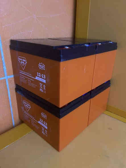 سلام عليكم اخواني بطاريات دراجه شحن ١٢ فولت ١٣ امبير ( اخو جديد) ع فحص يقرا ١٢ بل جهاز بطاريات جدا نضاف 
ع فحص تجي شوفهن اوديك مصلح يفحصهن بجهاز تقتنع بيهن تاخذهن ماعجبنك عوفهن استخدام كلششش قليل فقط شهرين استخدام مال شركه ابلاديات 
سعرهن ٧٥ وبي مجال شراي يتصل *********** مكاني بغداد حي الجهاد يوجد توصيل
