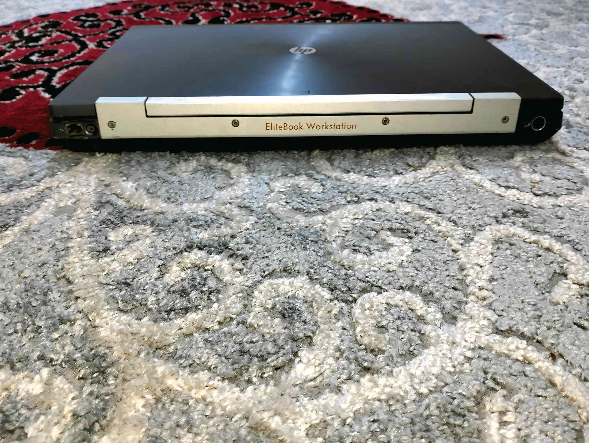 للبيع: HP EliteBook 8570w – وحش الأداء للألعاب والبرامج الثقيلة!
جهاز مصمم للمحترفين والألعاب الحديثة، أداء ثابت وسلس، ويشغل كل الألعاب الكبيرة بدون أي تهنيج 

 المواصفات الأساسية:

 رام: 8 GB DDR4 (قابل للتطوير )

 المعالج: Intel Core i7 (محدث لأحدث تعريفات)

 كرت الشاشة: NVIDIA Quadro (محدث بالكامل – أداء ممتاز بالألعاب)

 التخزين:

داخلي: 128 GB SSD M.2 (قابل للتطوير)

خارجي إضافي: 128 GB SSD M.2

 البطارية: ضمان تشغيل ساعة كاملة، ومع الشاحن تشتغل أسابيع متواصلة بدون أي مشاكل

 الشاحن الأصلي: قدرة 250 واط

 الإضافات والمرفقات:

 إضافات تجي ويا اللابتوب (كلها شغالة 100%)

ماوس عادي يأدي الغرض للاستخدام اليومي والألعاب.

جويستك (يد تحكم) تشتغل بلوتوث وعلى اللابتوب والموبايل بدون مشاكل.

سماعات بلوتوث نوعية ممتازة،

تشحن الهاتف أو أي جهاز ثاني بنفس الوقت (باور بنك صغير).

بيها شاشة رقمية لعرض نسبة شحن السماعتين يمين ويسار.

مشغل أقراص LG DVD جديد من LG.

هارد SSD إضافي سعة 128GB m.2 جاهز للتبديل أو التخزين.

جنطة خاصة للابتوب بيها عدة جيوب ومقسّمات، مناسبة لحجم 17.5 إنچ وتاخذ أغراض هواية بسهولة.

كل الملحقات ويّاها شواحنها الأصلية.

  مواصفات إضافية:

 الكيبورد كامل وشغال 100% (أرقام + F1 إلى F12 + الرموز الخ...)

 التاتش باد شغال تمام وبيه أزرار فوق وتحت يمين ويسار مثل الماوس

 الموقع: كربلاء المقدسة – طويريج / الهندية / منطقة السياحي / جرف آل بعامر

 أقرب نقطة دالة: أسواق علي جلعوط

- داخل كربلاء اجيك عادي

 للتواصل:

واتساب أو اتصال: ***********

ماسنجر متاح كذلك

 ملاحظات:

أي برنامج أو لعبة أو تطبيق تحتاجه أساعدك بتنصيبه مجانًا.

السعر مناسب حسب السوق — الجهاز نظيف ومجرب ومضمون.

#ملاحظة : السعر//400 وبي مجال للشراي
