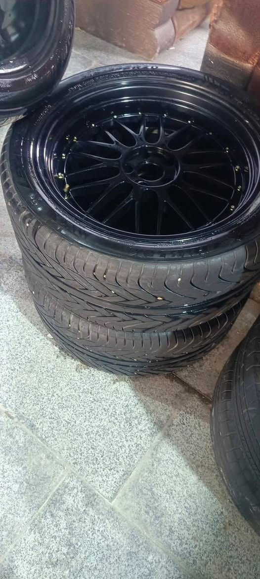 ويه تخم تاير زوج خلفي جديد وزوج امامي نضيفات
حجم الخلفيات 315/35/20
حجم الاماميات 275/40/20 

للمراوس بغير شكل حجم 20 
مكاني بغداد سيدية 
***********
