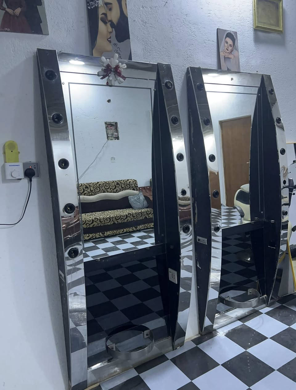 مرايات صالون للبيع مرايا ٣ وأجهزة بخار ٣ للاستفسار مراسلة الرقم سيد احمد 
***********
