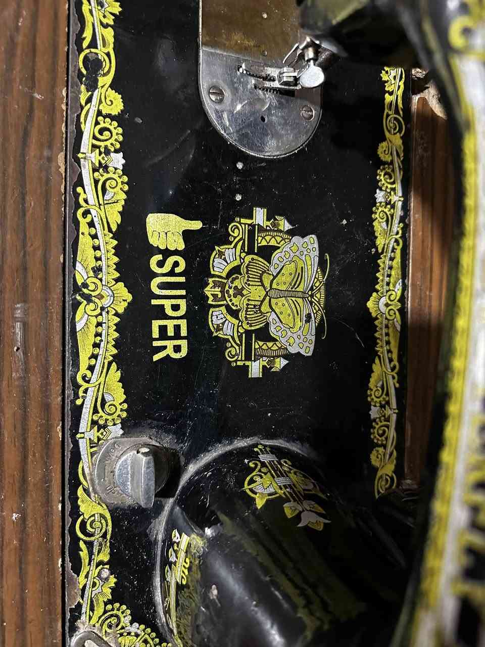 مكينة خياطة فراشة
المكينة الفراشة الاصلية مو تقليد شغالة وتخيط 
مكاني شارع فلسطين 
السعر ب١٤٠ الف 
***********
