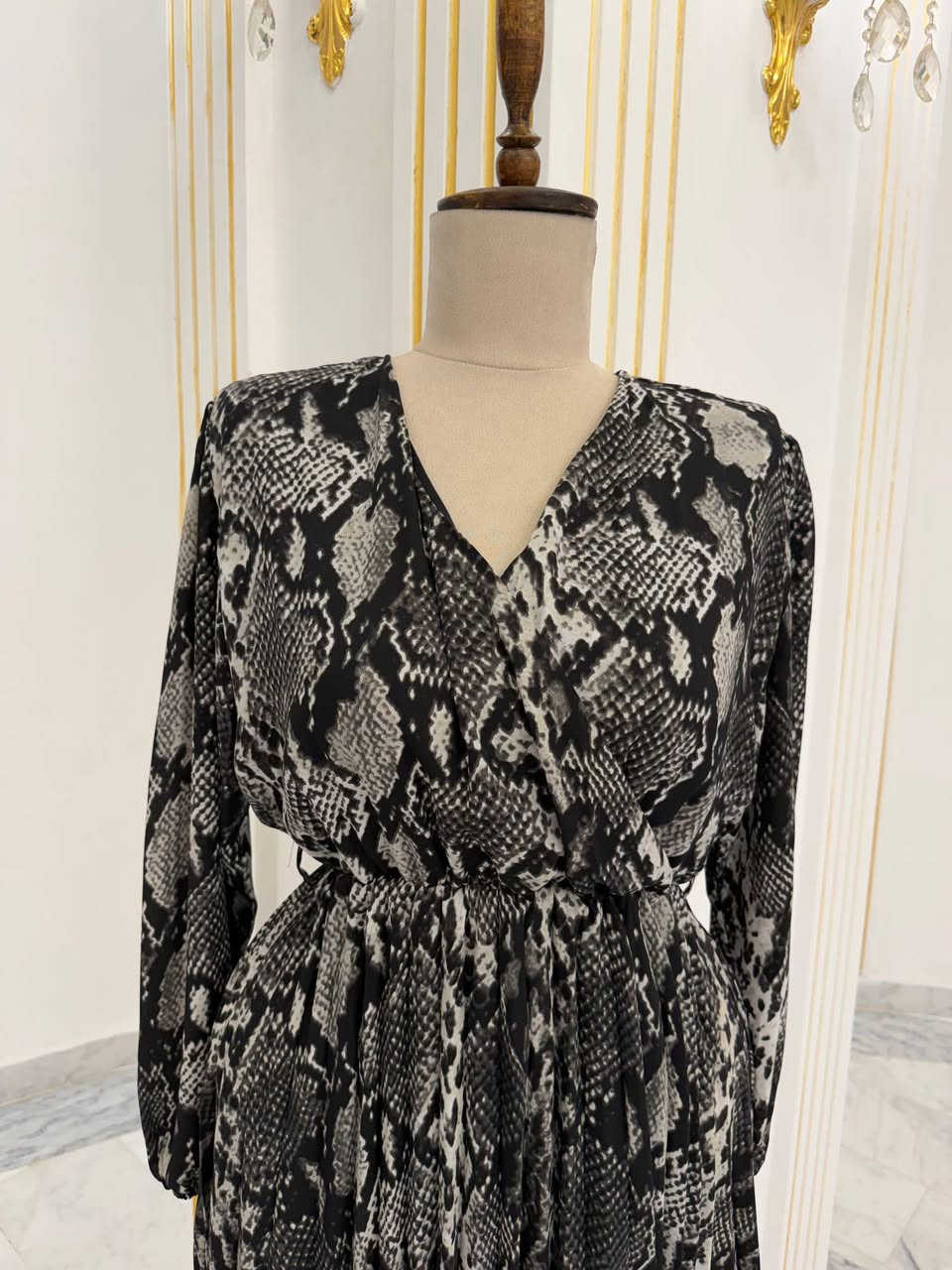 فستان شيفون مبطن .
السعر ( ٣٠ ) ألف دينار و يوجد توصيل لكل محافظات العراق .
الحجز على رقم الواتساب *********** .
التفاصيل :
١ - مدة التوصيل خلال ٣ أيام .
٢ - طريقة البيع مفرد .
٣ - المخزون المتاح ٧٨ قطعة .
٤ - الأحجام المتاحة ١ ، ٢ ، ٣ و ٤ .
٥ - الألوان المتاحة الأسود ٢٠ قطعة .
٦ - الخامة شيفون عالي الجودة مع بطانة داخلية ناعمة .
٧ - التصميم أكمام طويلة ، خصر مرن و قصة كلوش منسدلة .
٨ - رقم ١ يلبس قياس ٣٨ و ٤٠ - رقم ٢ يلبس قياس ٤٢ و ٤٤ - رقم ٣ يلبس قياس ٤٦ و ٤٨ - رقم ٤ يلبس قياس ٥٠ و ٥٢ .
