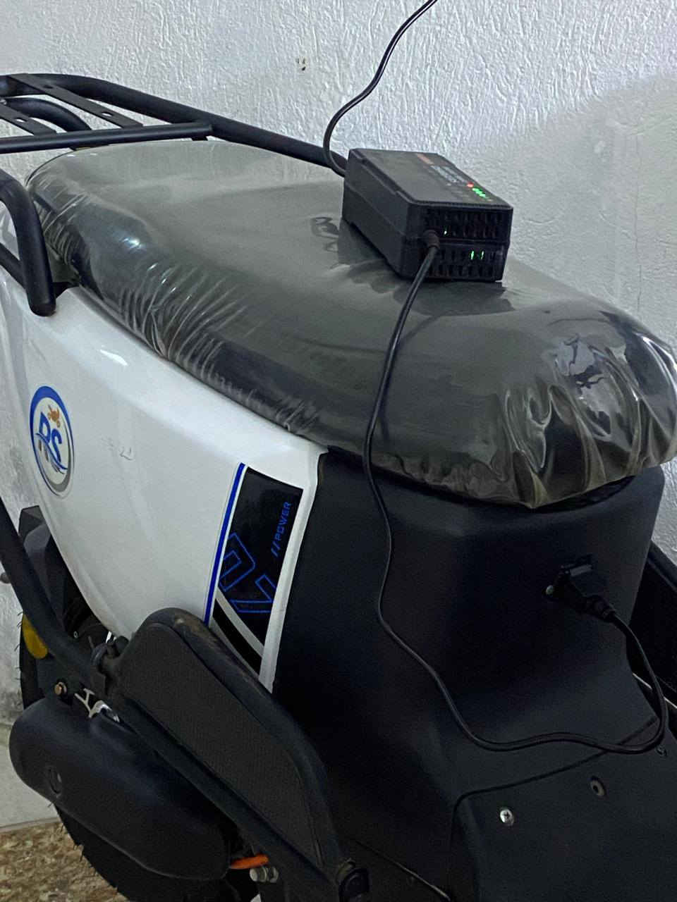 السلام عليكم 
دراجه شحن سكنس مدرع 
ملف 2000
6 بطاريات جدد شرط 
وياه صندوك وشادلها تايرات جدد 
سعر 550
رقم ***********
