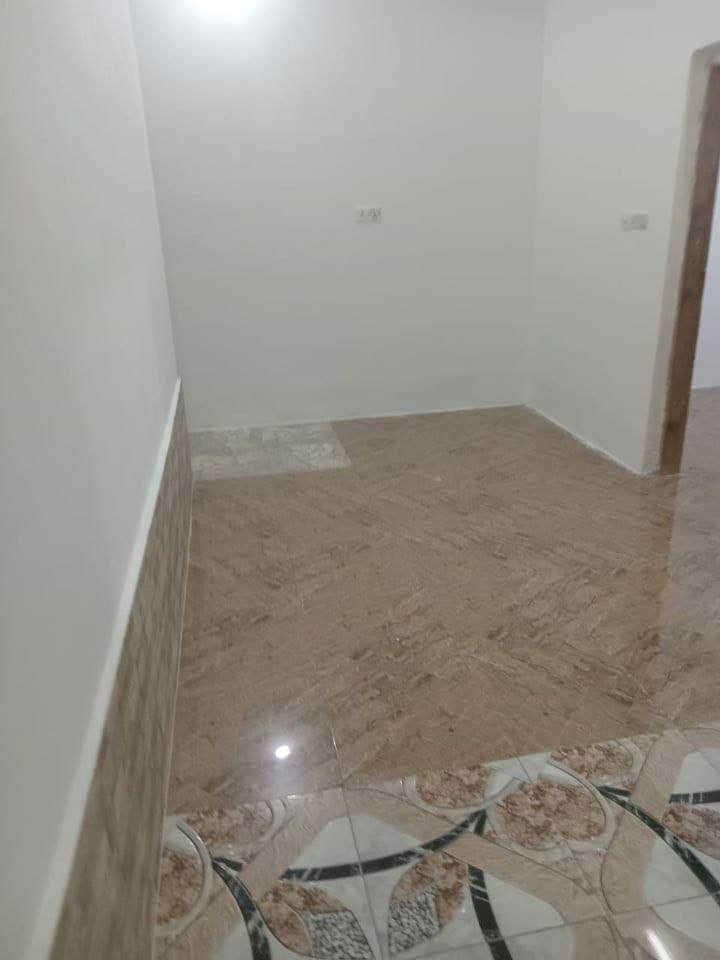 سلام عليكم 
بيت للإيجار حي البلدية مقابل التربية 
مساحه ١٠٠ طابقان الأرضي صاله كبير  والطابق الثاني يحتوي على غرفتين نوم وصاله وحمام ومطبخ وسطح 
للاستفسار ***********
