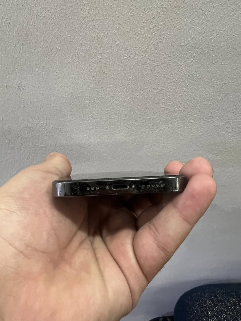 سلام عليكم ايفون ١٣ برو امريكي نضيف ذاكرتة ١٢٨ و بطاريتة 87 بلادية سعرة 525 الف وبي مجال للتواصل***********
