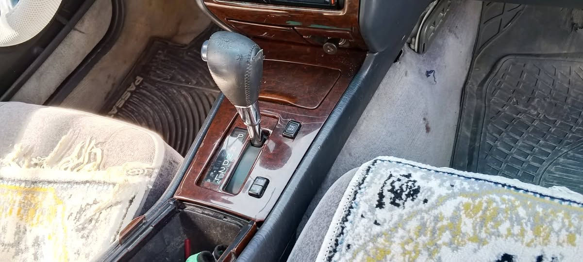 سبارة كراون موديل 1998رقم صلاح الدين دولي جديد سنوية عظم عاج لغاية 29شرط التحويل من ثاني يوم بطاقة بانزين بيها كير اوتوماتيك محرك بالشرط لا صرف ولا بخار داخلها جديد صدر جديد تايرات جديد كهربائيات كلها شغالة تدفئة وتبريد لمس شغالة كشنات كهربائية السبارة لا ظربة ولا صبغ ولا طخة السبارة حلوة وجاهزة مكان السيارة محافظة كركوك منطقة واحد حزيران السعر 98ورقة وبيها مجال قليل والسيارة للبيع فقط ماكو مراوس.. ملاحظة اني مكلف بالنشر ومخول بالبيع ومن يتم البيع اخذ دلالية بسيطة من الطرفين للاستفسار الاتصال على الرقم *********** كركوك, العراق
