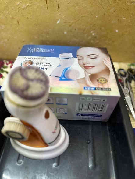 السلام عليكم غراض حلاقة مستعملة قليل اريد ابيعها ويوجد غراض غير الي فلصور الاجهزه نظيفة  وقليل الاستعمال  مكاني بغداد البياع للاستفسار الاتصال على الرقم:***********
