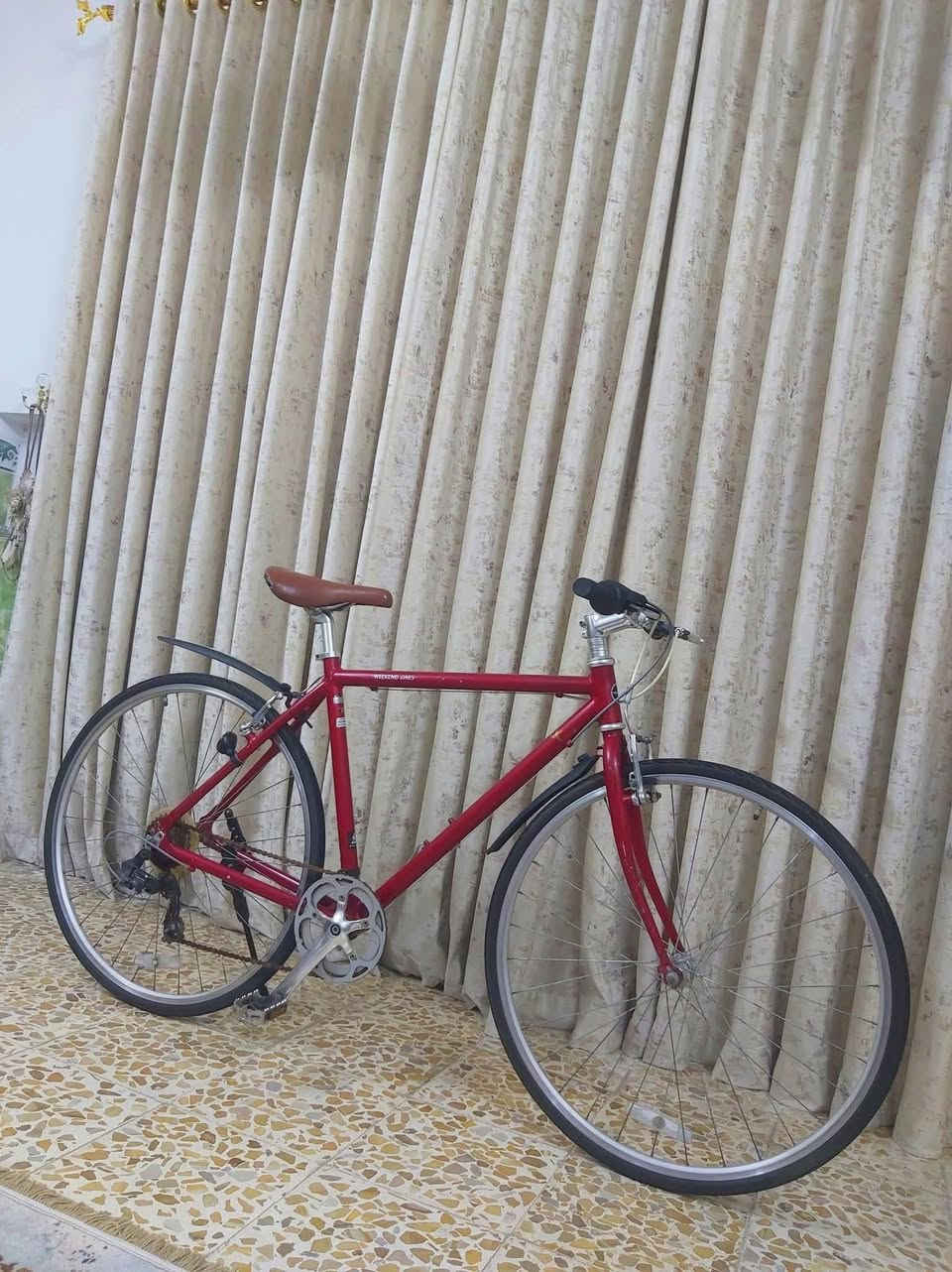 دراجة نوع 700c ماركة WEEKEND ويكند ياباني نظافة 95/% 

معدن فول المنيوم 
                      سستم شيمانو كامل 
                                              دشالي 7/1 
                                                         قياس الفريم 51M

السعر 100الف وبي مجال 

((العنوان/بغداد/البلديات)) رقم الهاتف ***********
