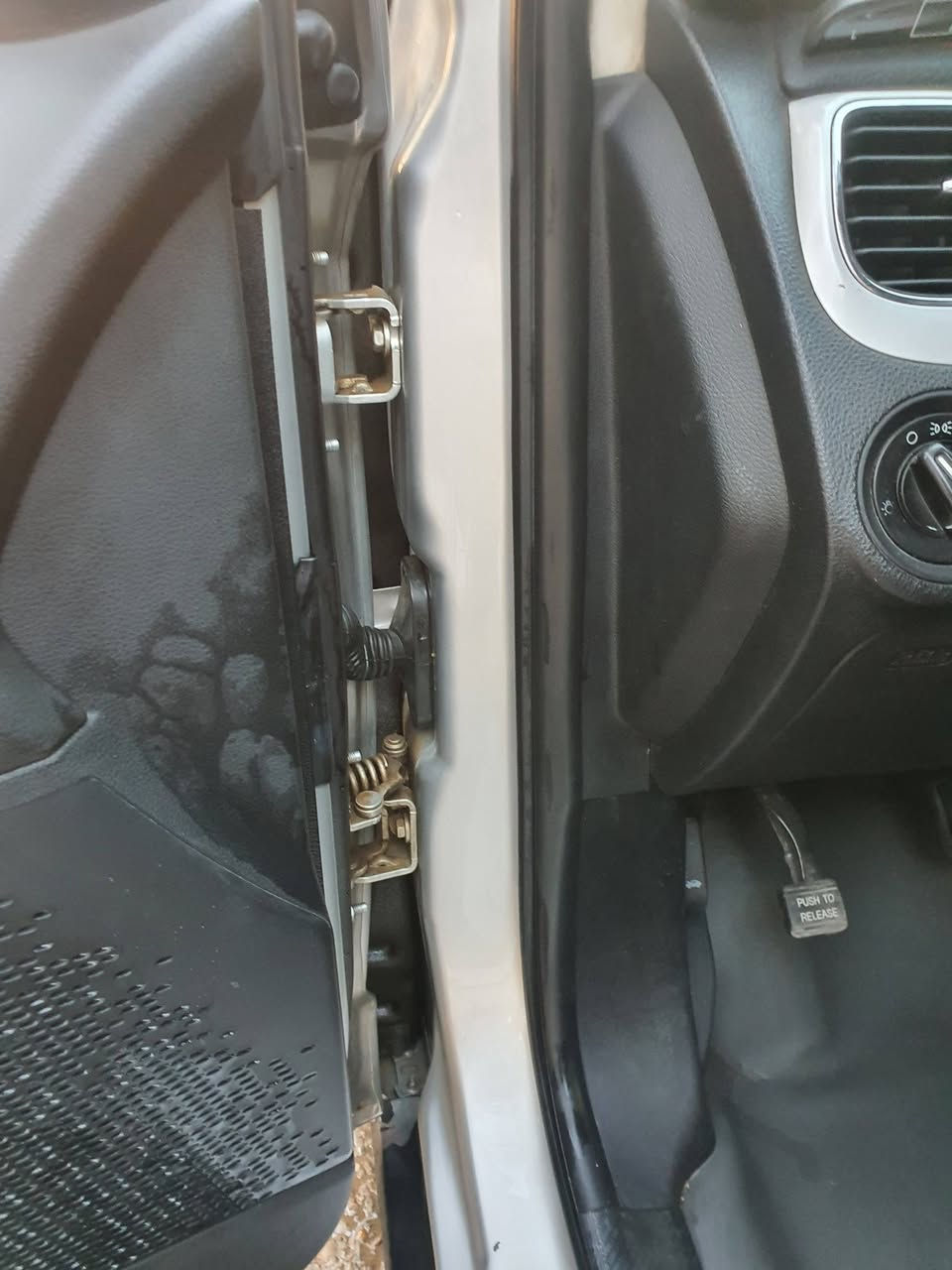 السلام عليكم للبيع فقط موديل 12 دخوله كلين مصبوغ بداية البنيد رجع عليه ابو سياره مكفولة من كير او محرك او كهربائيات صدر جديد تايرات جدد دسكات جدد تشغيل عن بعد دمام صوة لايت زنون ارضية جلد  مكاني بلكوت ***********  السعر 120 مشروع وطني
