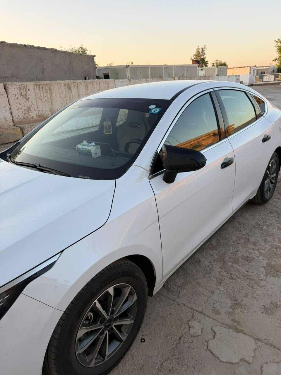 بي وايدي دستروير 2025
مكفوله كفاله عامه عدا شخط ما مبين بلباب خلف السائق بكد الاصبع 
ماشيه 22
مواصفات معروفه 
بصمه
شاشة قلاب 
داخل جلد ابيض 
وباقي المواصفات معروفه
السعر  19 مليون وبيها مجال حك الجية 
مكاني بغداد الدورة 
***********
