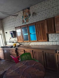 كاونتر المنيوم صاجي طوله 5 م والمرمر على طول الكاونتر بالاضافه الى الس...