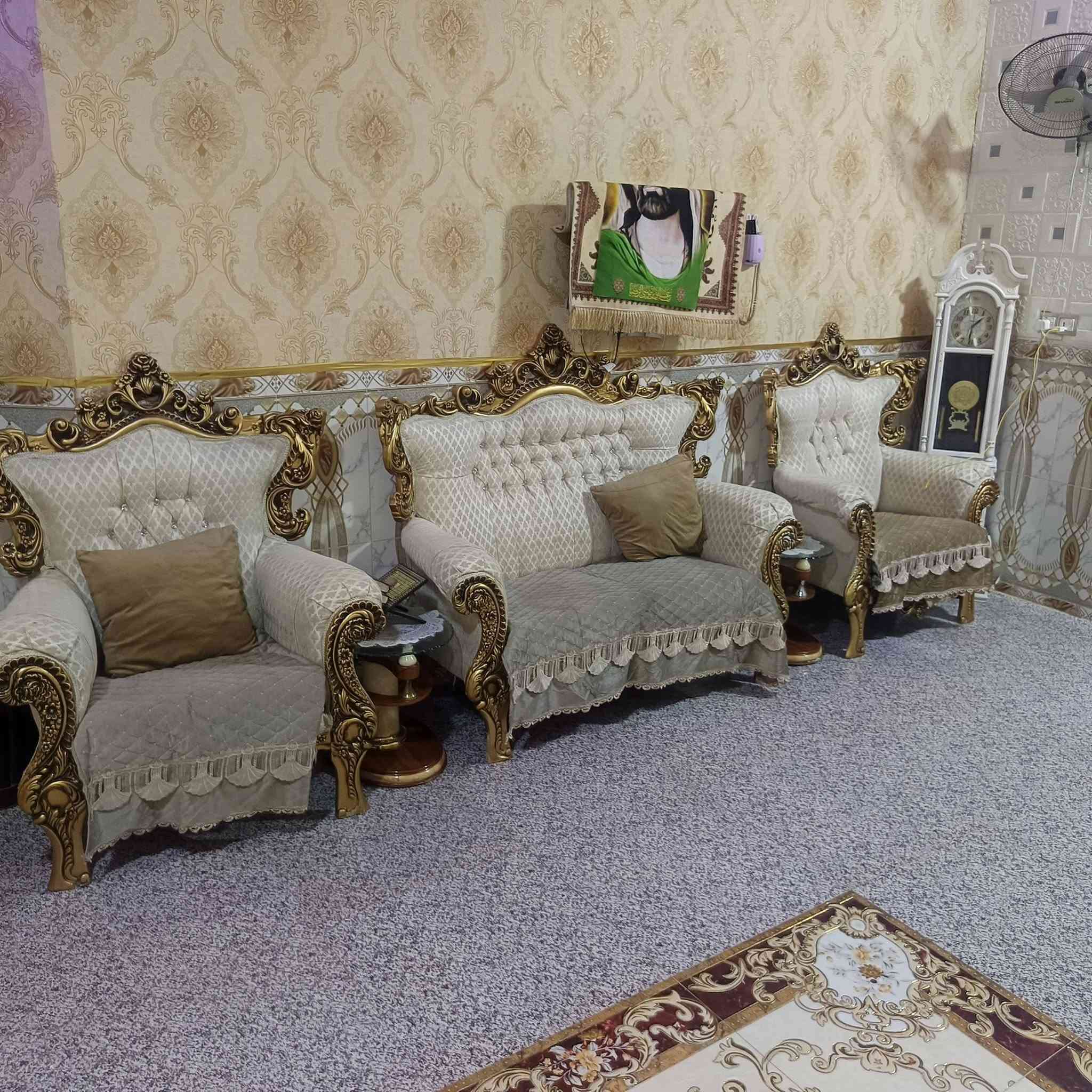 تخم قنفات ملكي 10 مقاعد مع أربع طبلات  نظيف استخدام سنة واحدة السعر 500وبيه مجال قليل
مكاني القرنة ***********
