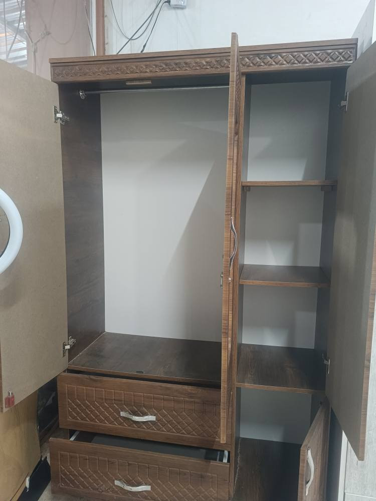 ئەم دوو کەنتۆرە3دەرگا زۆر پاکن لۆکن.هەولێر5عەسارۆک نزیک مەلەوانگای ئاریان.*********** أربيل, العراق
