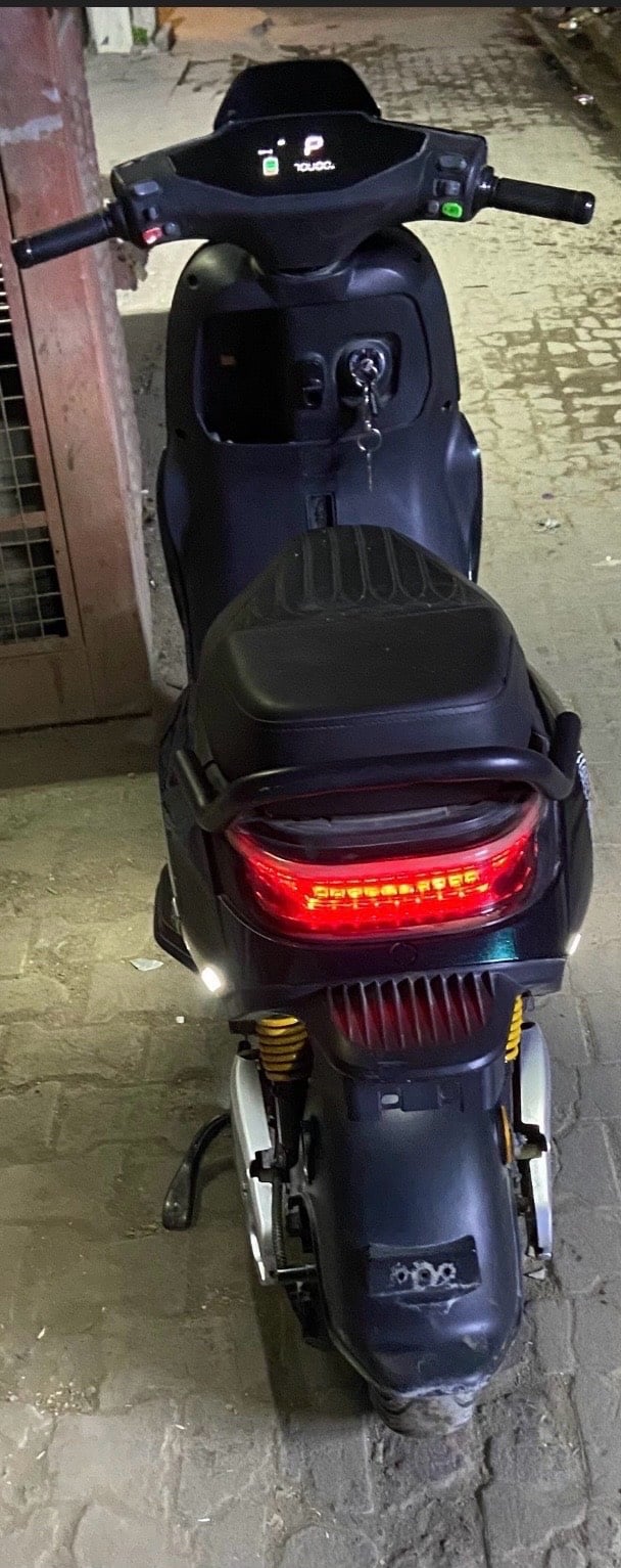 دراجة كهربائية عصرية وجاهزة للاستخدام، تناسب التنقل داخل المدينة بكل سهولة. تصميم جذاب مع لون لامع ومتوهج يجعلها ملفتة للنظر. الدراجة بحالة جيدة وتتميز بأداء ممتاز للأضواء الأمامية والخلفية.



