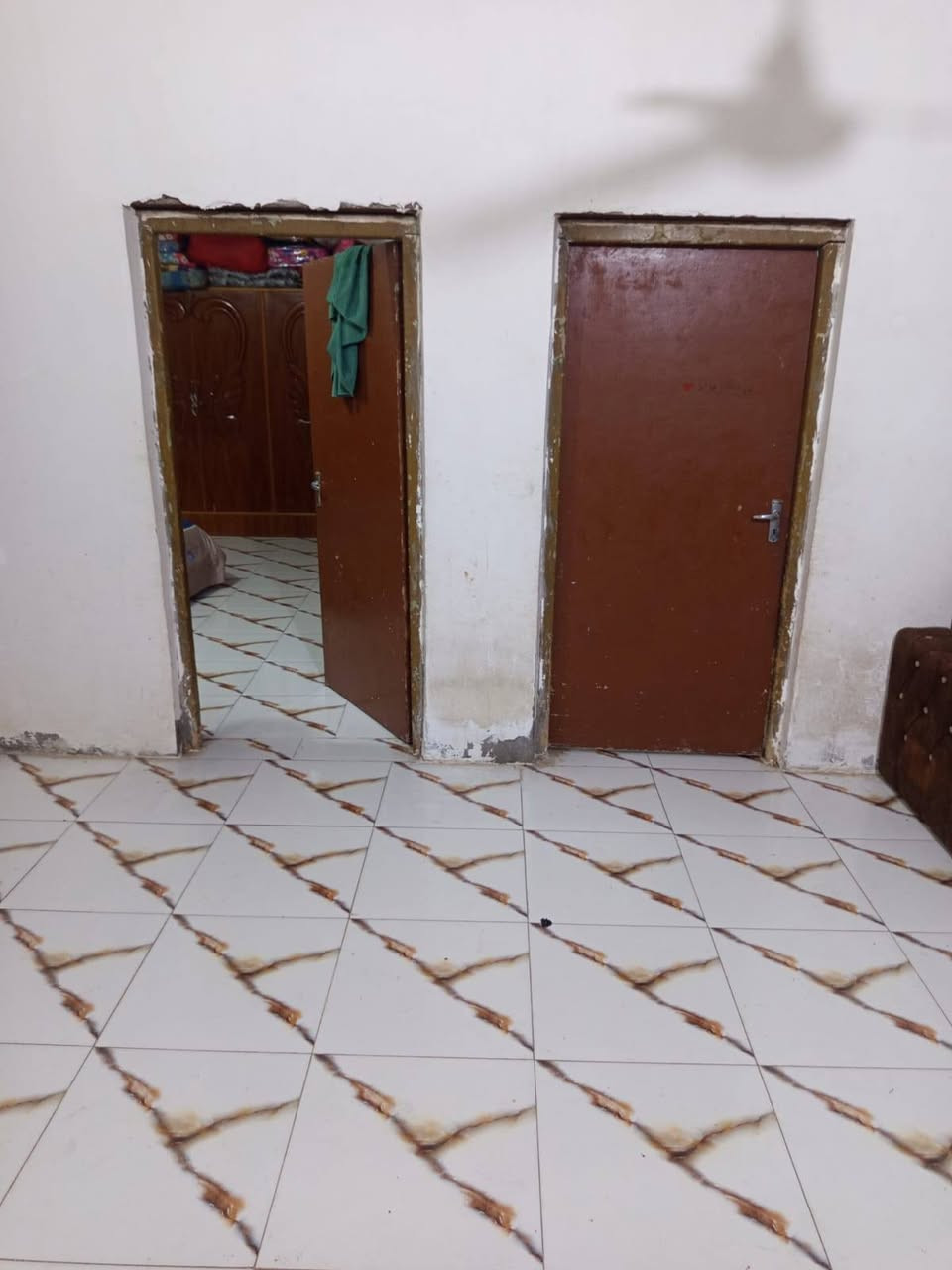 بيت كامل ديوان طول 9+4 صاله 9 +4 غرف عدد (2) 5 +4
 مطبخ 4+4 صحيات داخليه  +وخارجيه  البيت كله سيراميك اعلى بتلو بالشارع حديقه بيها رمانه وتينه ونبگه وليمون كلهن يشيلن حمل ماسس وكامل ماء ومجاري وكهرباء الشارع مأسس مجاري عوزه بس تبليط وجاي عليه التبليط قريب من الحولي مساحة البيت 300متر السعر 35 وبيه مجال العنوان نزلة النواب الضباط قرب البزل 
رقم الهاتف ***********
