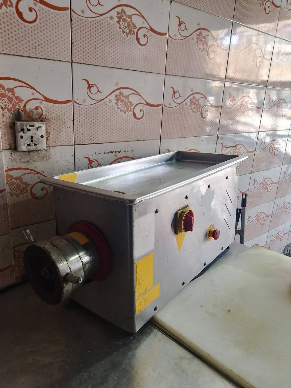 السلام عليكم عندي مثرامه مال لحم حجم32 بحاله جيده مستعمله قليل كلش نظيفه صناعيه سلس ستيل  وهاذا رقمي *********** بغداد مدينة الشعب
