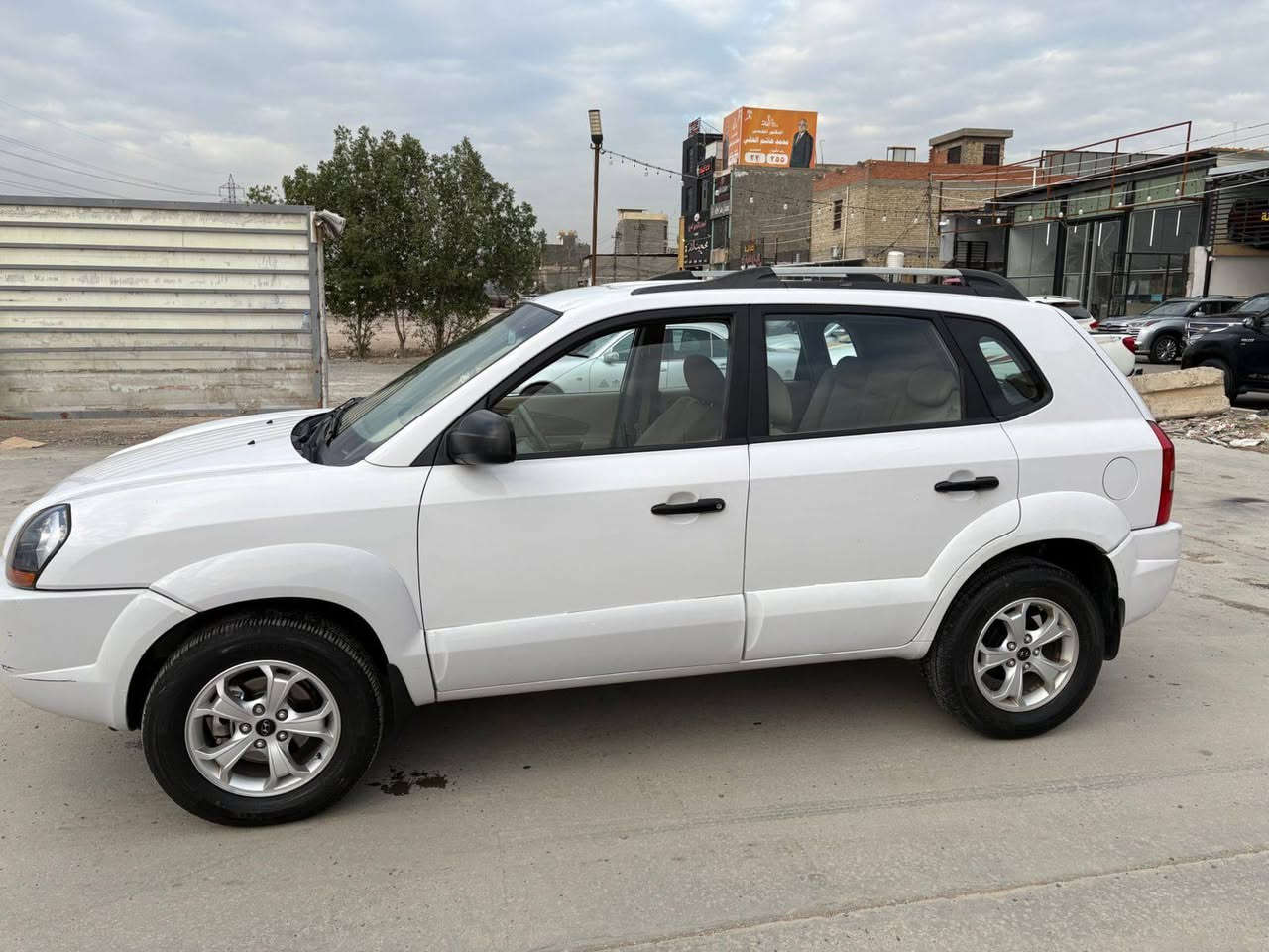 سلام عليكم توسان موديل 2010 السياره مكفولة كفاله عامه كير ومكينه مكفولات السياره خير من الله تخم تاير الداخل نضيف السياره جديده ولسياره بسمي والسعر 130 وبيهة مجال رقم *********** عنوان بغداد
