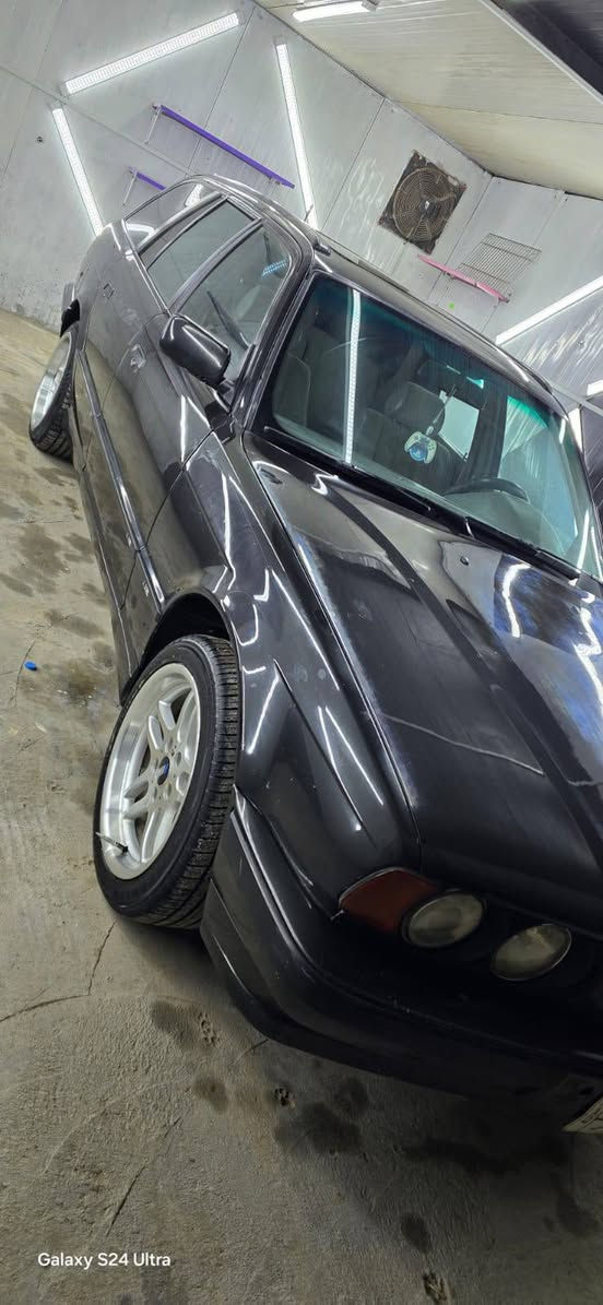 السلام عليكم بي ام 500
محرك v8 حجم 44 حاويه وشرط الفحص السياره اصلv8
كير عادي zf خمس نمر جديد وطبكه توني شادهن
اللون اسود غير محدد 
رقم بغداد باسمي مداور ثاني يوم
السياره فول للاخير كله بلادي
مكفوله من الضربه بيه صبغ بس بنيد ومكانات 
مواصفات السياره
ويل ام دركه ام دوس ام وكله بلادي مو تجاري
دعاميات جدد حاويه 
دبل ايرباك دبل جكمجه 
مري منفصل بجم عريض 
بانوراما حديد بلادي 
جنطه كهرباء وماسحه خلفيه وزراكات بلاد
داخل ابيض ورصاصي وصاج
تفرغات المكينه كله جديد وسيرفس كامل مسويله
السياره مابيه اي شي تجاري وبلاديه
السعر ب71 ورقه وبي مجال واي نقص انزلك من سعره
مكاني بابل رقم الهاتف ***********
