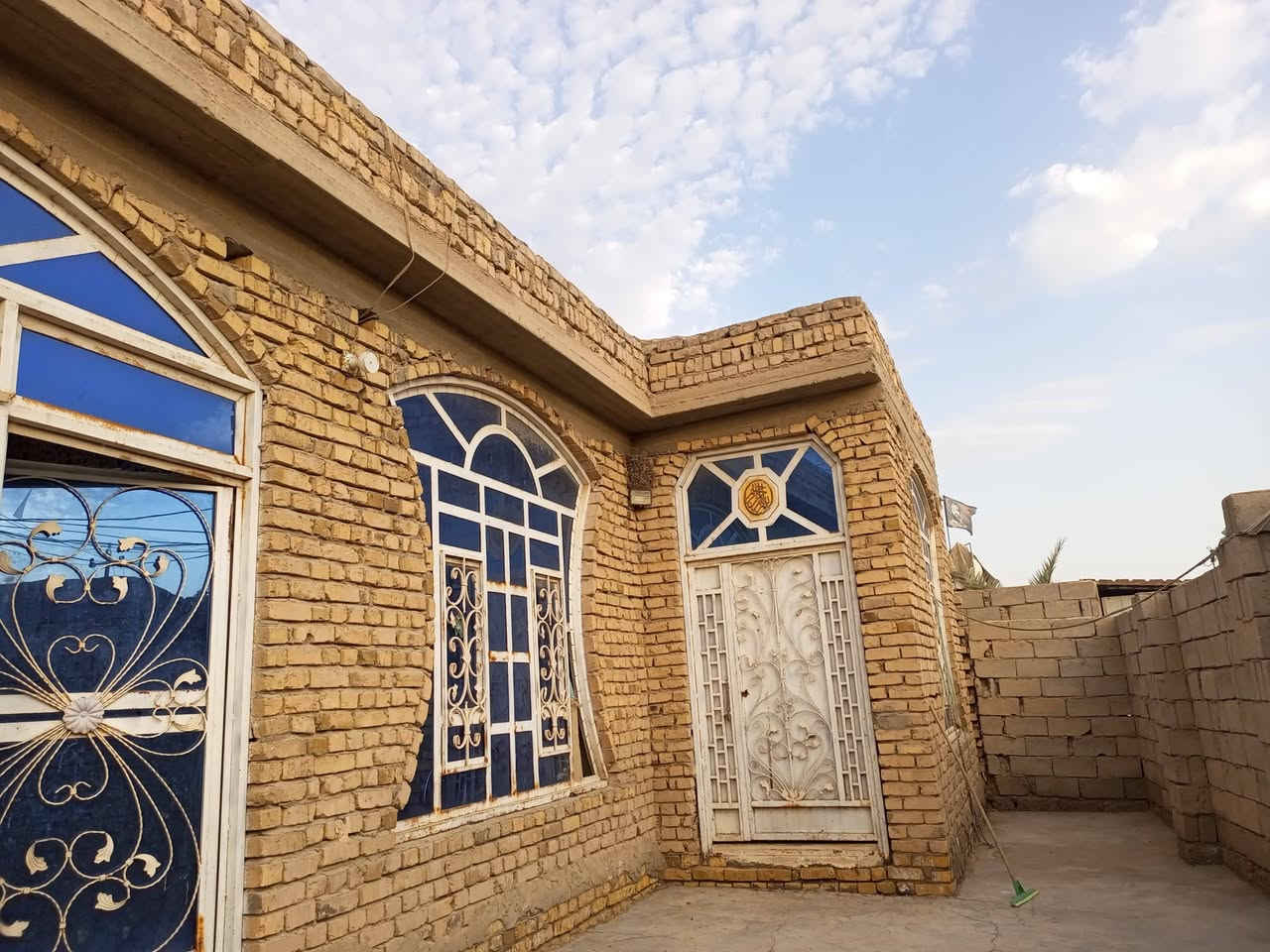 بيت للبيع زراعي مساحته ٤٠٠متر يتكون من ٣غرف وصاله واستقبال ومطبخ وصحيات مكانه قريب على جسر البدعه للاستفسار الاتصال على الرقم التالي ***********
