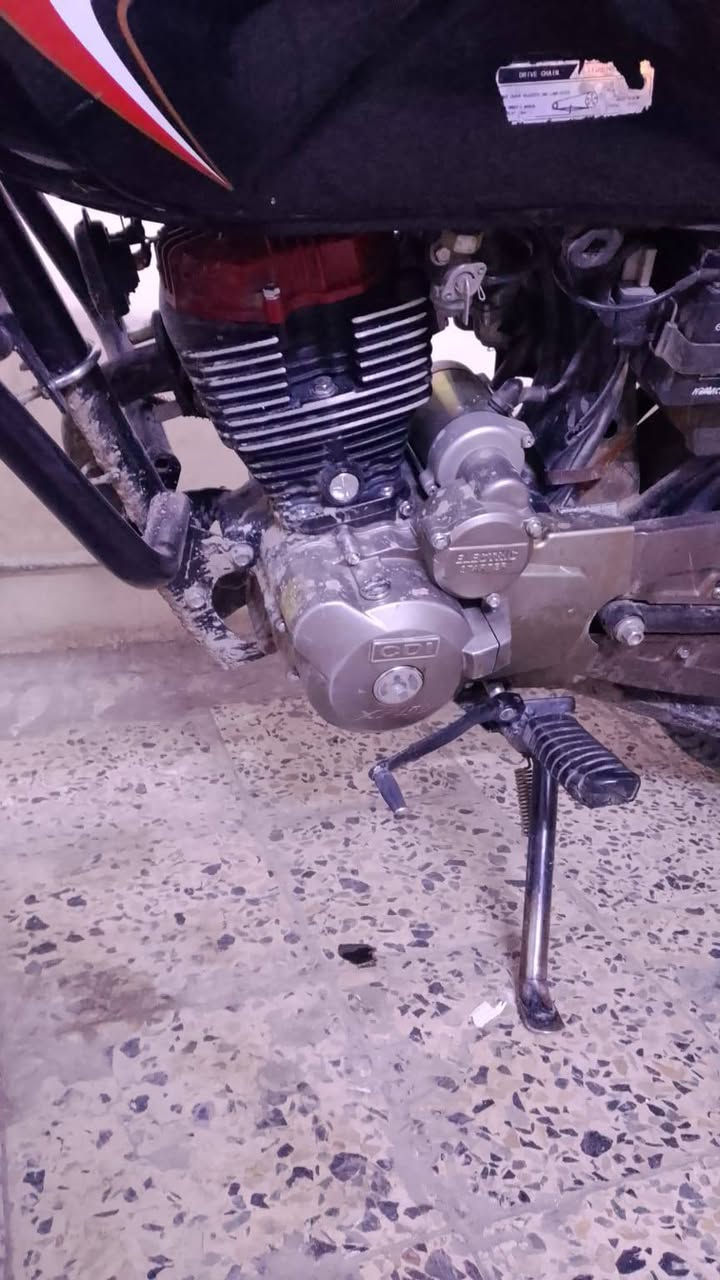 سلام عليكم دراجة شاينك للبيع اوراق كاملة  موديل 2023  كفالة عامة تأيرات امامي و خلفي جدد دشبول جديد مازدة جديدة اشاير جدد كهربائيات فول  مداريهة بل دهن  تاخذهة و تتوكل على الله كبل لشغل    السعر 900  العنوان (بغداد الشعلة)  رقم الهاتف (***********) فقط واتساب  او تعلق واني اطبلك
