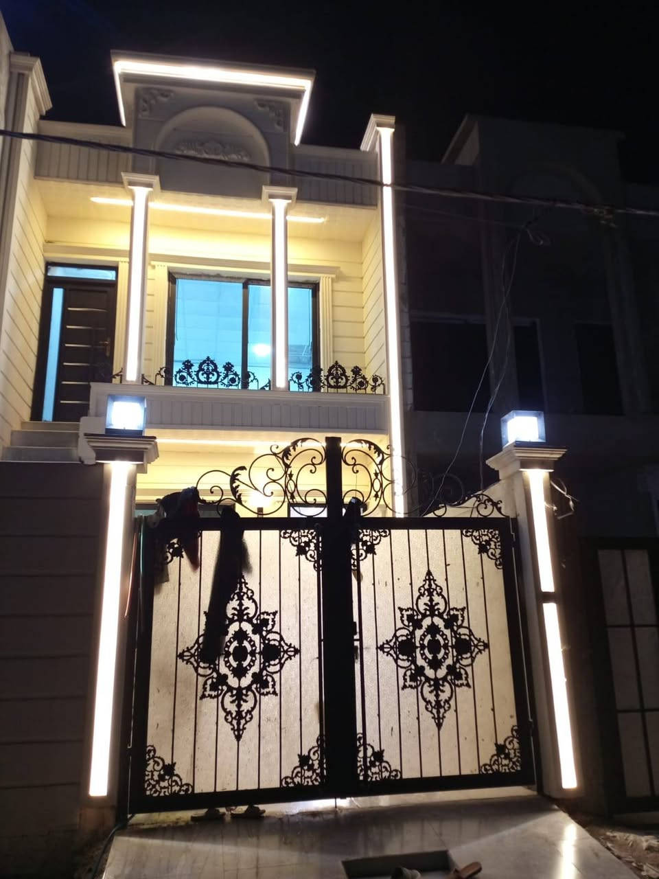 سلام عليكم بيت 100متر بناء حديث موقع 16اب خلف التجاري مقابل مجمع لولوه نضام تكت سعره 48 بي مجال ***********
