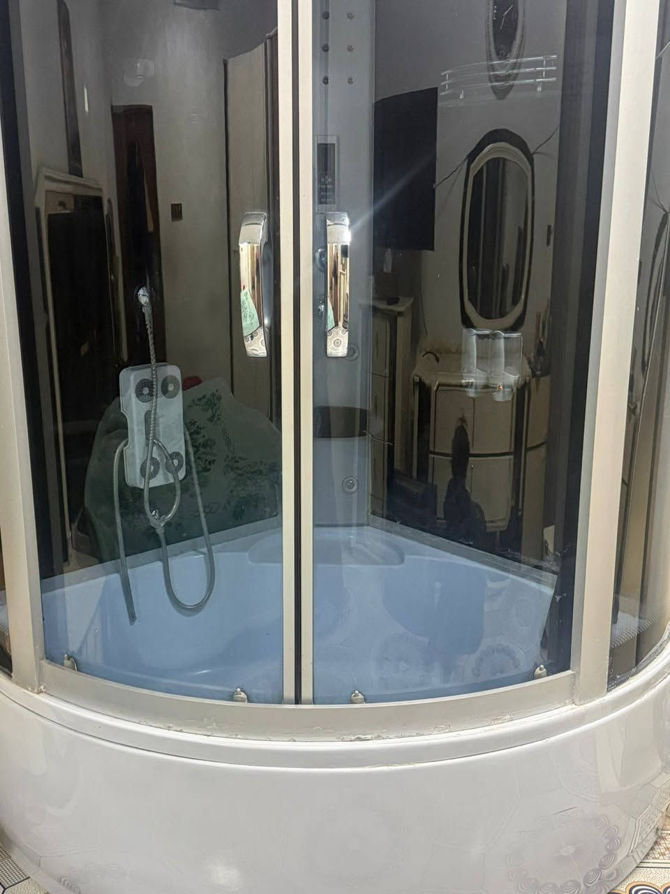 � للبيع جاكوزي بحالة ممتازة 🔹
جاكوزي منزلي نظيف جداً
مواصفات : الأصلي فايبر كلاس 
كابينه داخلية محكمه ومتسرب مي خارجي 
دوش ليزر قوي 
واضافه الى دوش متحرك تليفون
حوض بانيو كبير 
مساج ضهر 
موسيقى راديو 
ساحبه هواء داخلية 
الاستخدام: تقريباً سنتين او اقل 
الحالة: ممتازة  اخو الجديد وما بي أي عطل
سبب البيع: تكبير مساحة الغرفة 

💰 السعر: 850 (قابل للتفاوض للجادين)
مشترينه مليون ونصّ سابقاً !.. السعر الحالي 850 وقابل للتفاوض 
📍 الموقع: بغداد مدينة الصدر 
📞 للاستفسار اتصال على: ***********

فرصة حلوة للي يريد يرتب غرفته كسويت داخلي وبسعر مناسب 👍
